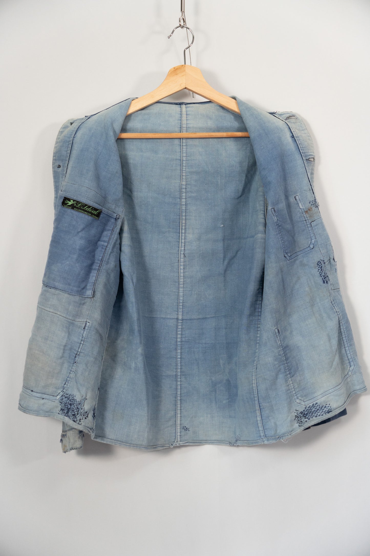Französische Arbeitsjacke aus blauem, leichtem Moleskin aus den 30er Jahren, geflickt, verblasst