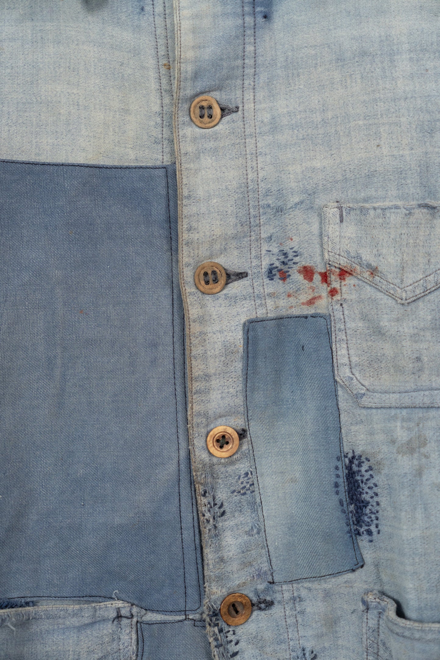 Französische Arbeitsjacke aus blauem, leichtem Moleskin aus den 30er Jahren, geflickt, verblasst