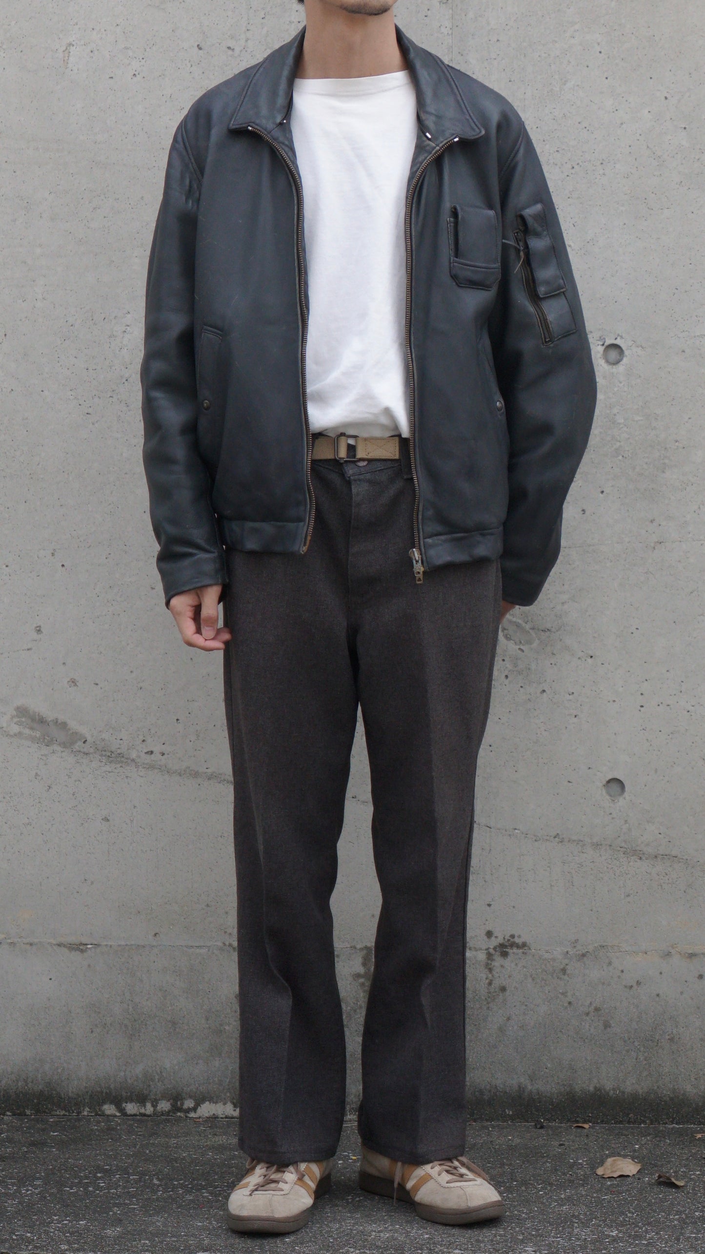 Veste de pilote en cuir de l'armée de l'air française des années 70 avec doublure et col en fourrure