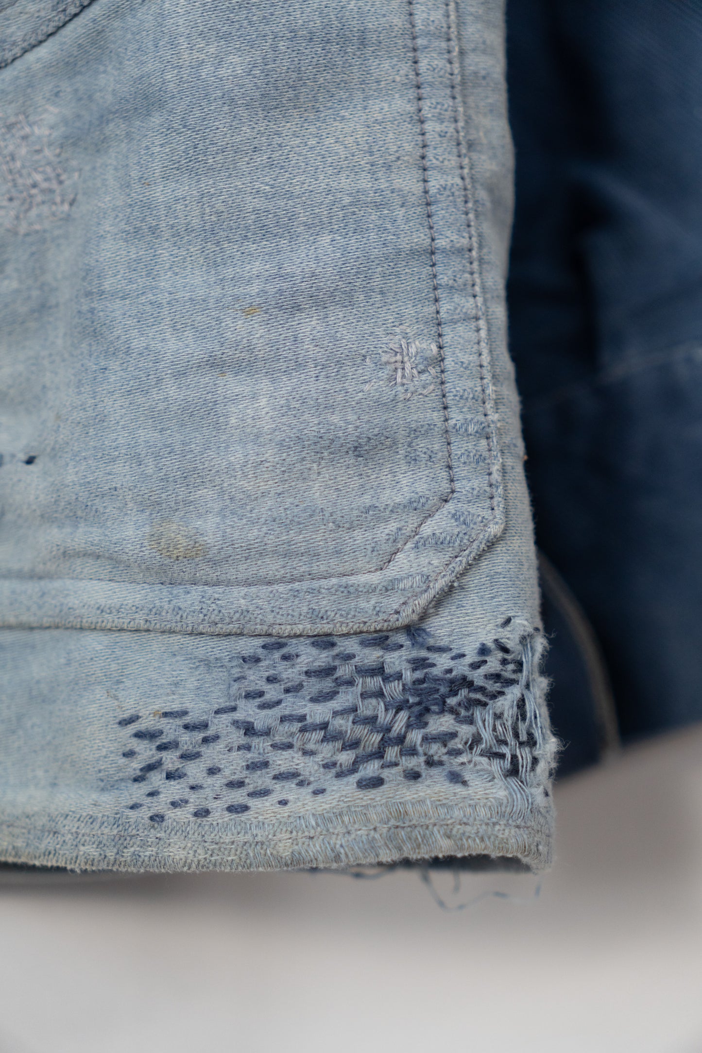 Französische Arbeitsjacke aus blauem, leichtem Moleskin aus den 30er Jahren, geflickt, verblasst