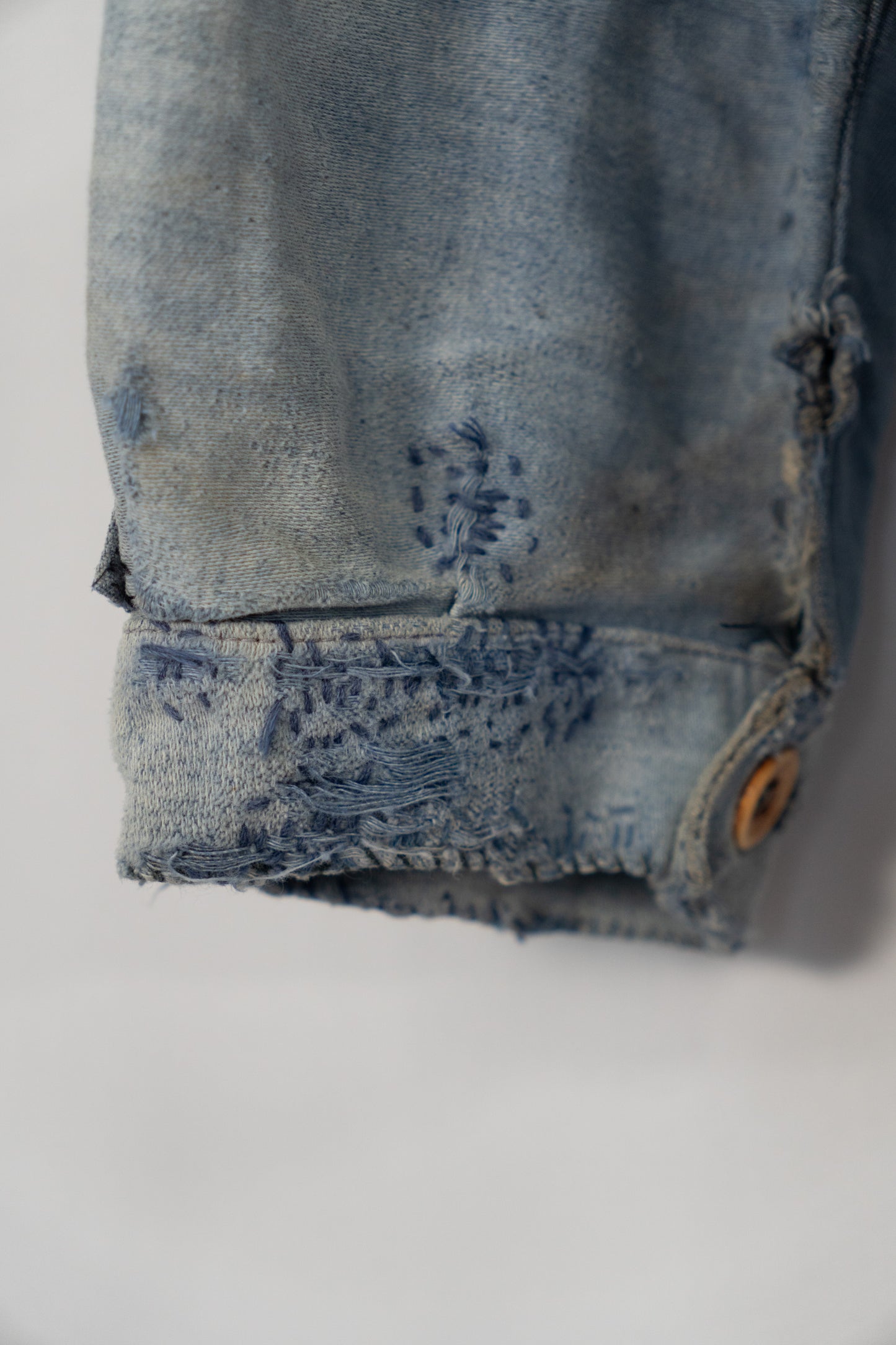 Französische Arbeitsjacke aus blauem, leichtem Moleskin aus den 30er Jahren, geflickt, verblasst