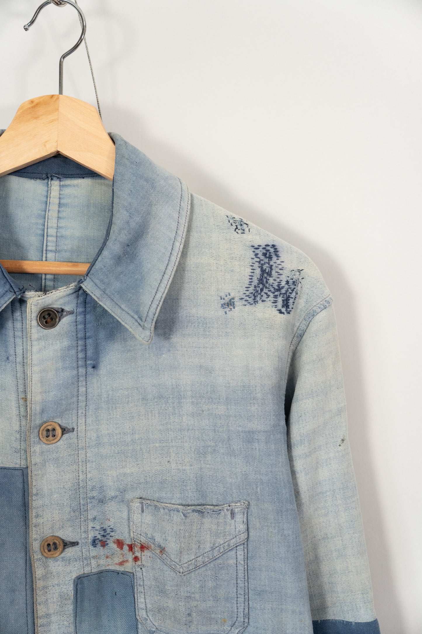 Französische Arbeitsjacke aus blauem, leichtem Moleskin aus den 30er Jahren, geflickt, verblasst