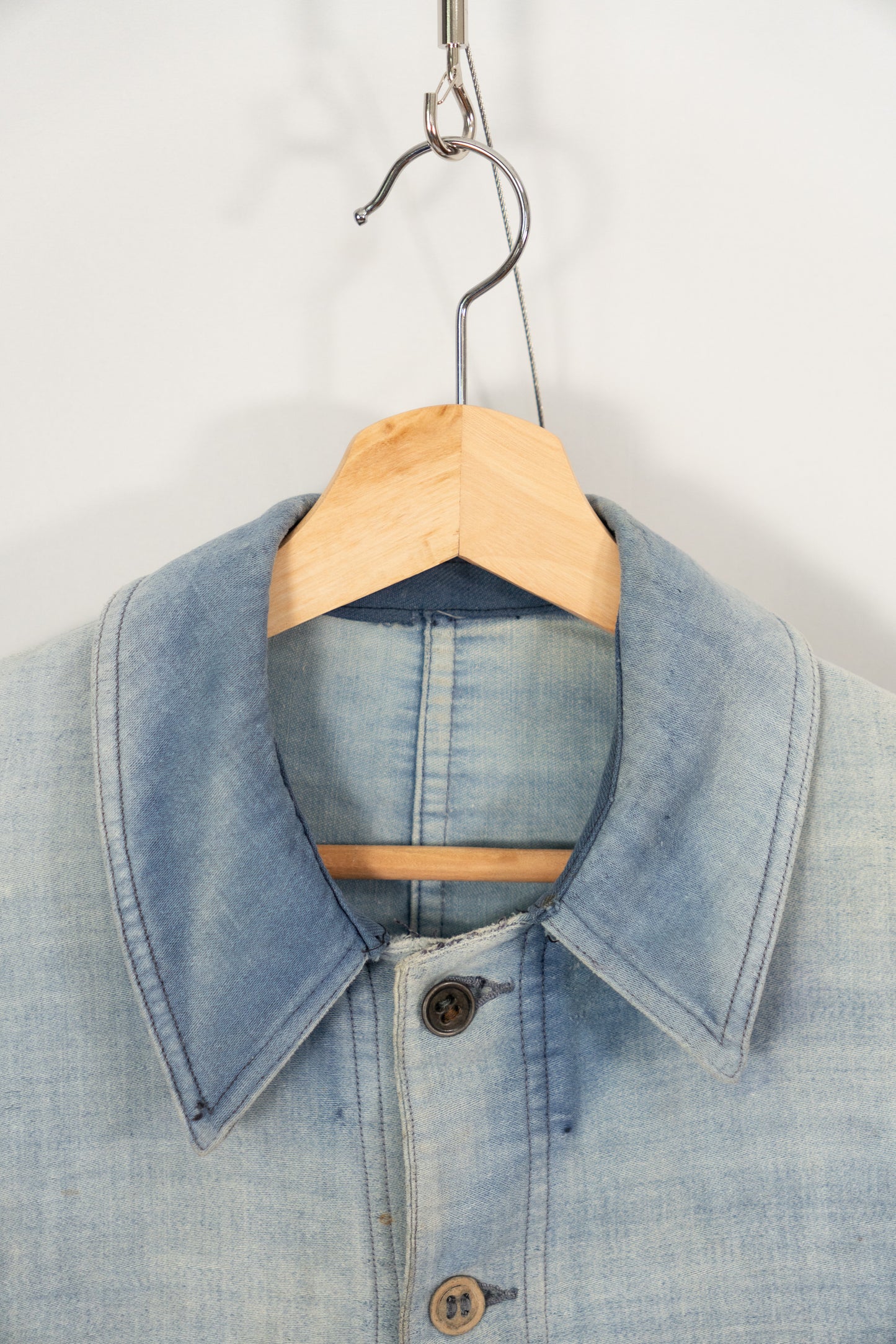 Französische Arbeitsjacke aus blauem, leichtem Moleskin aus den 30er Jahren, geflickt, verblasst