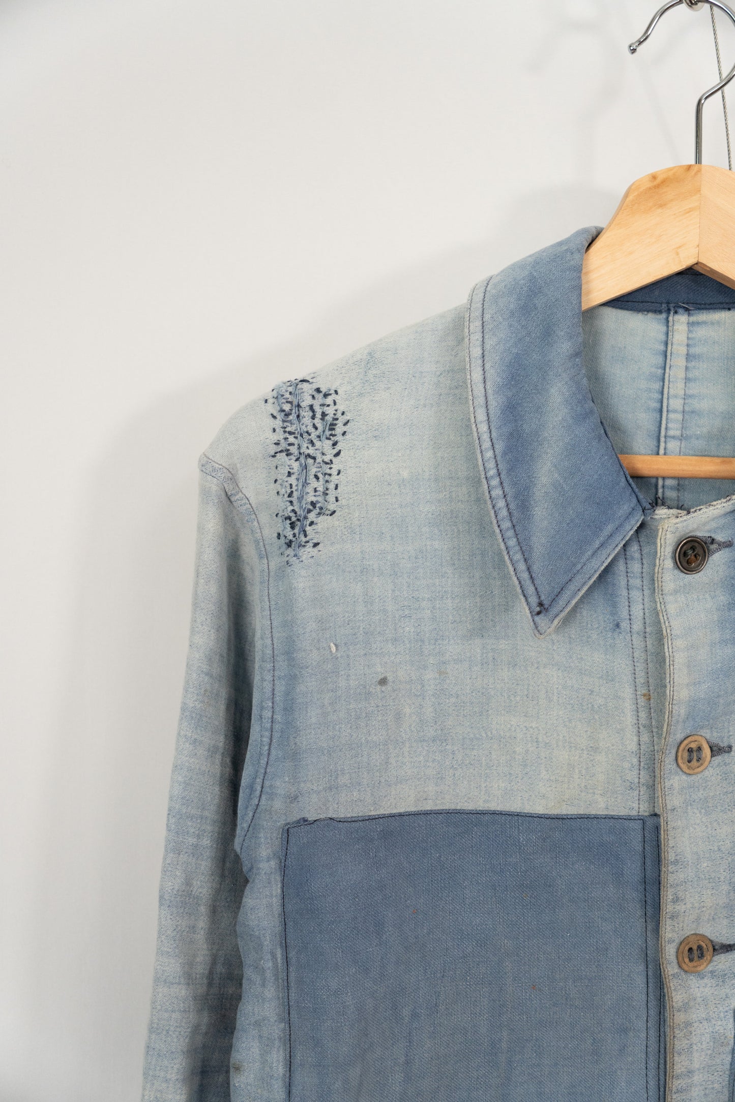 Französische Arbeitsjacke aus blauem, leichtem Moleskin aus den 30er Jahren, geflickt, verblasst
