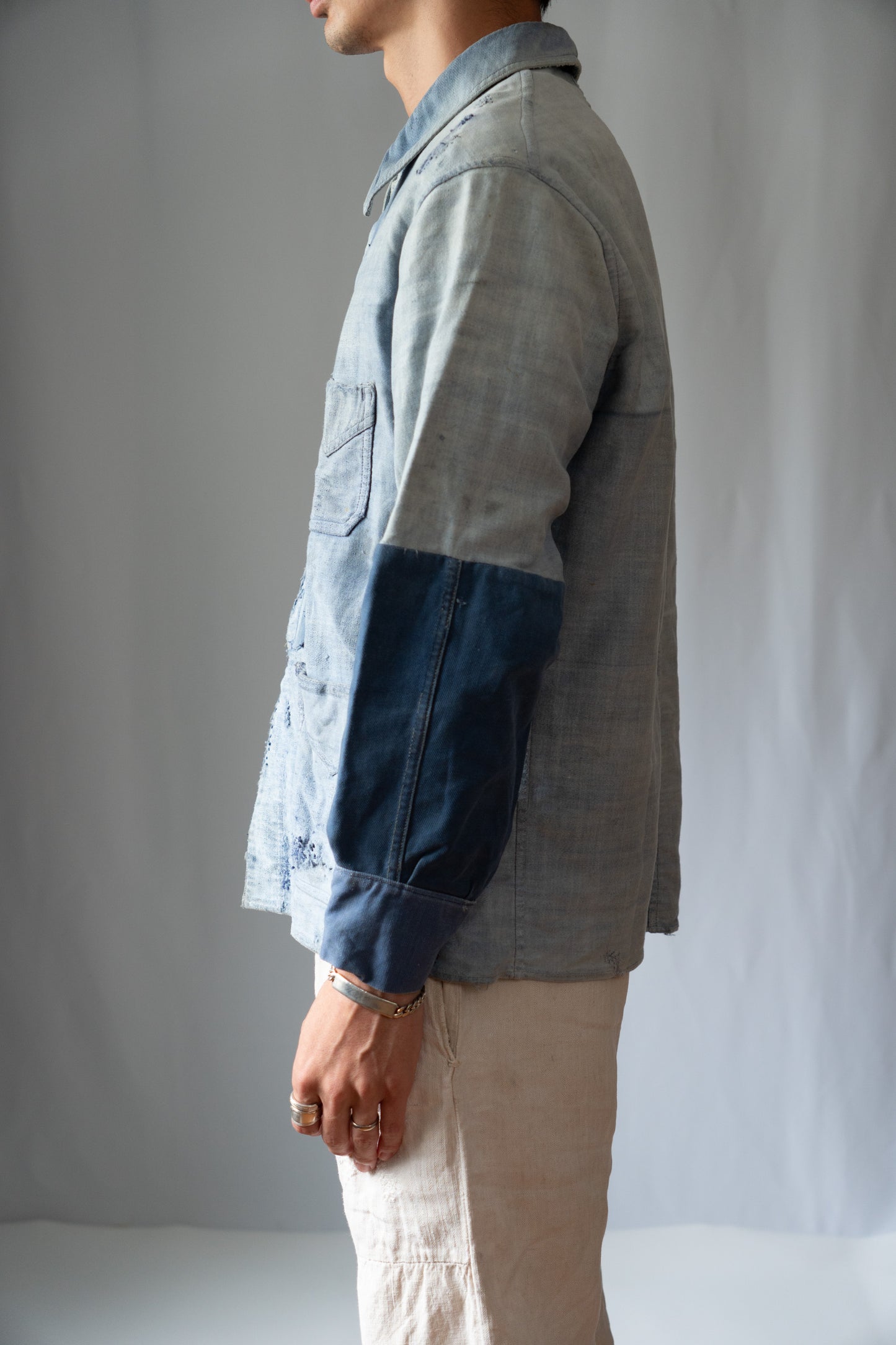 Französische Arbeitsjacke aus blauem, leichtem Moleskin aus den 30er Jahren, geflickt, verblasst