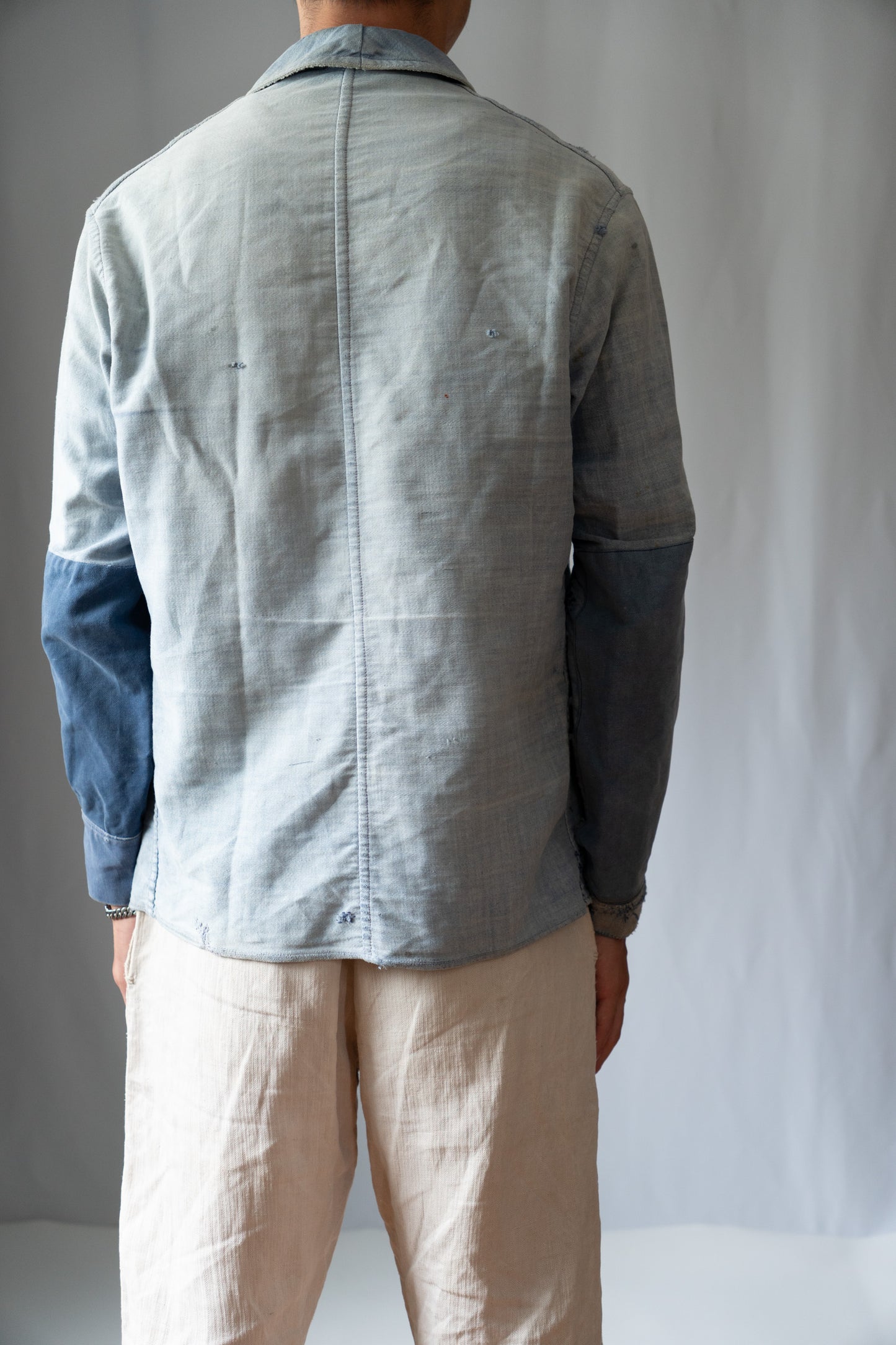 Französische Arbeitsjacke aus blauem, leichtem Moleskin aus den 30er Jahren, geflickt, verblasst