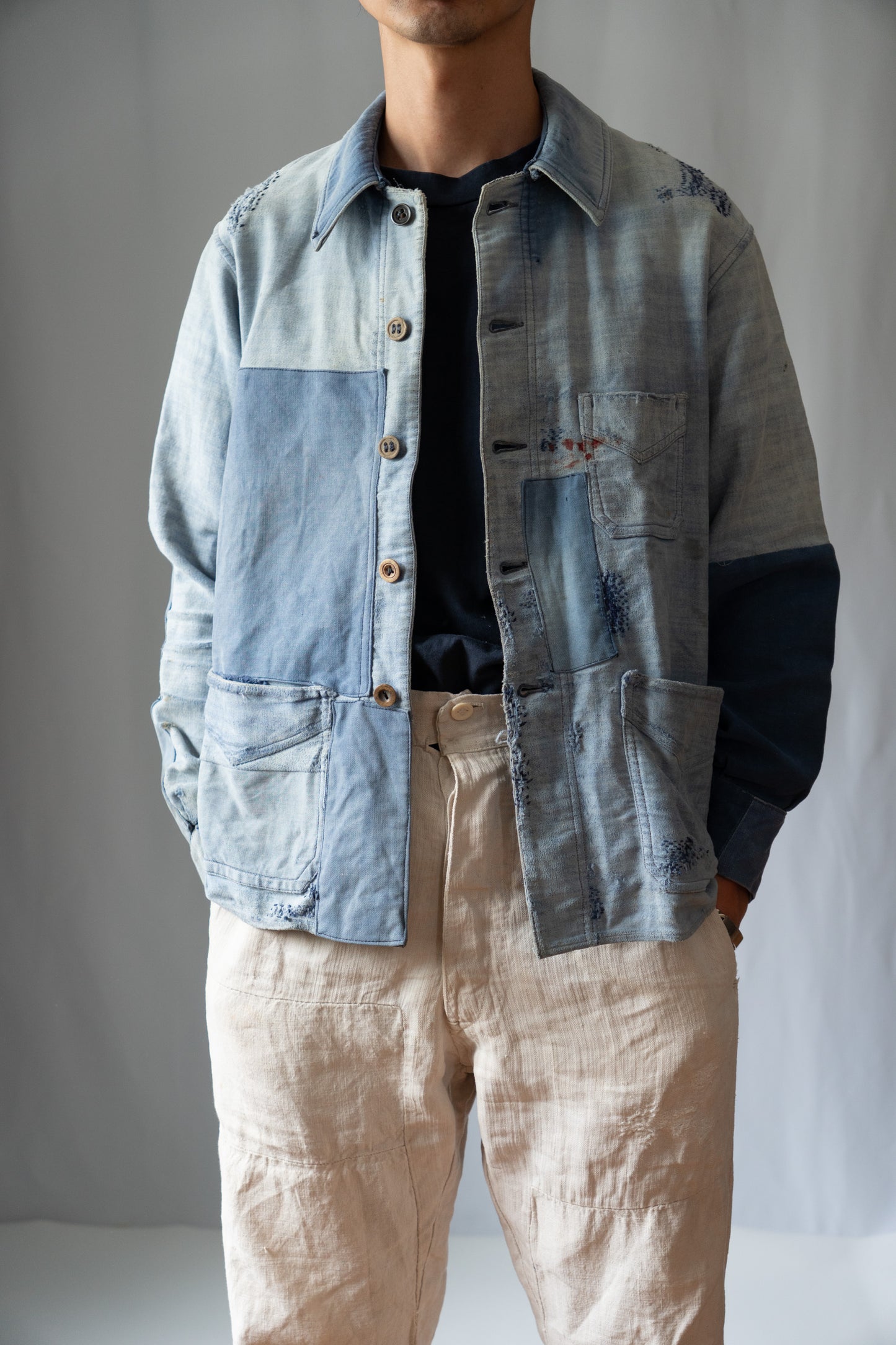 Französische Arbeitsjacke aus blauem, leichtem Moleskin aus den 30er Jahren, geflickt, verblasst