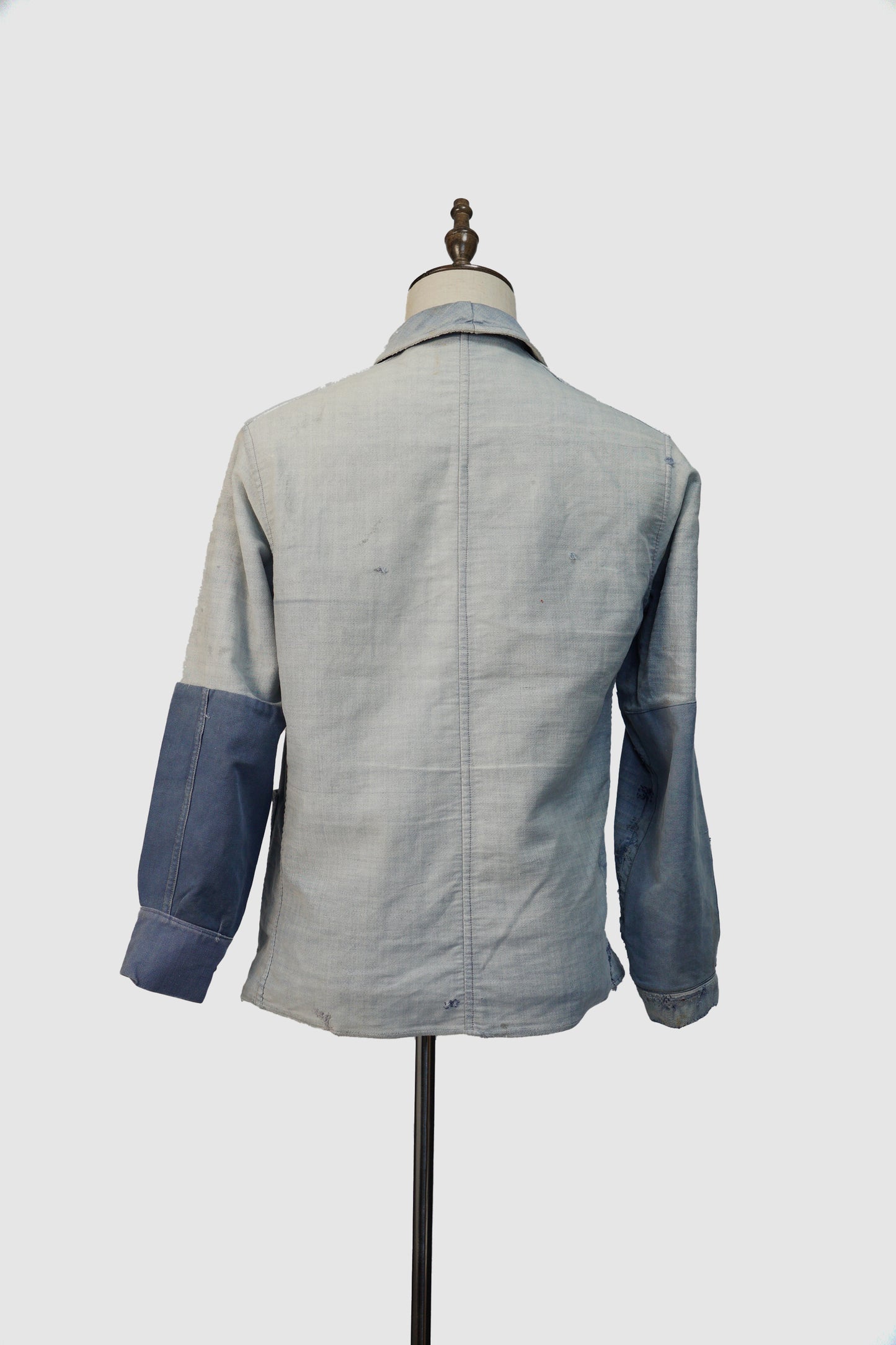 Französische Arbeitsjacke aus blauem, leichtem Moleskin aus den 30er Jahren, geflickt, verblasst