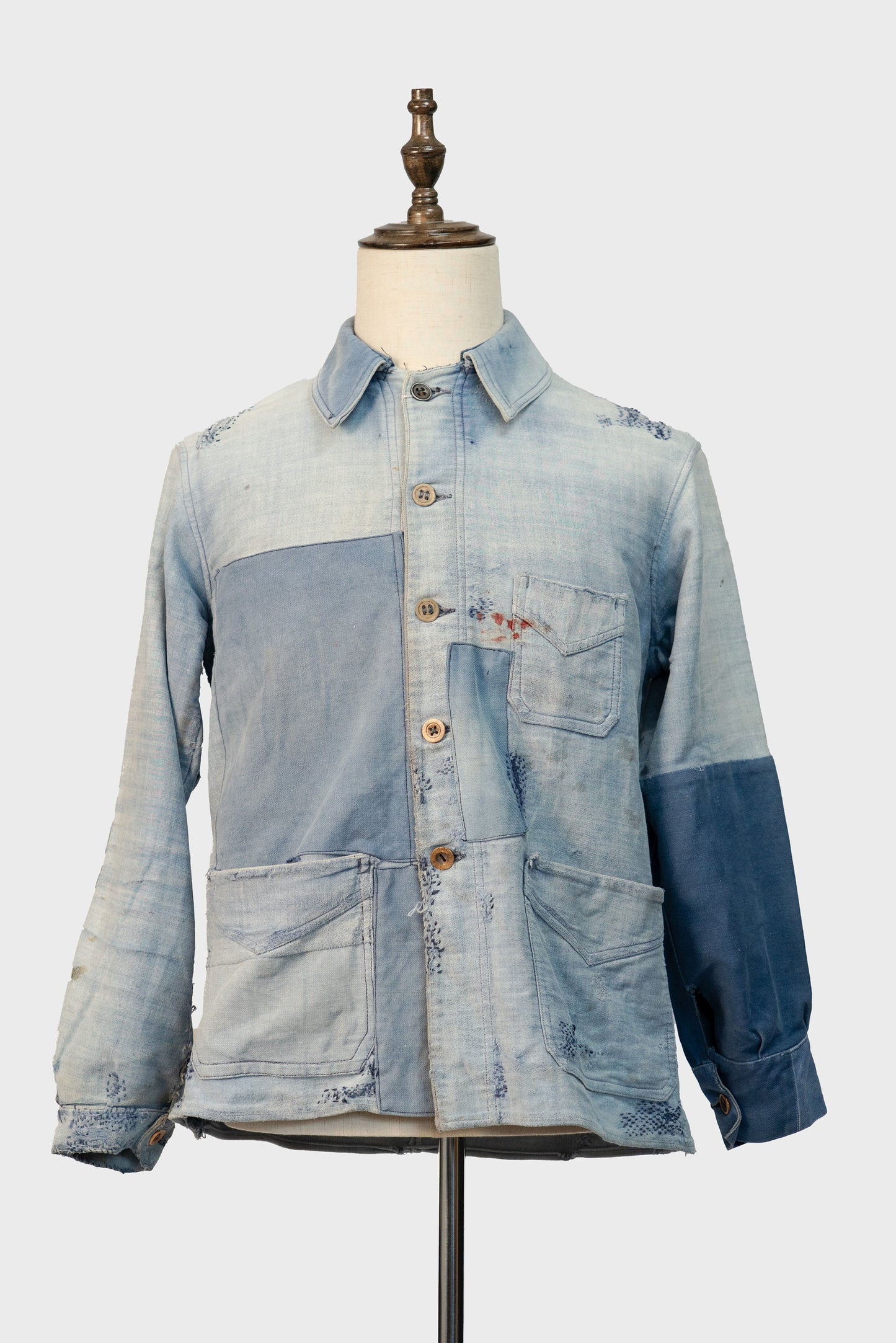 Französische Arbeitsjacke aus blauem, leichtem Moleskin aus den 30er Jahren, geflickt, verblasst