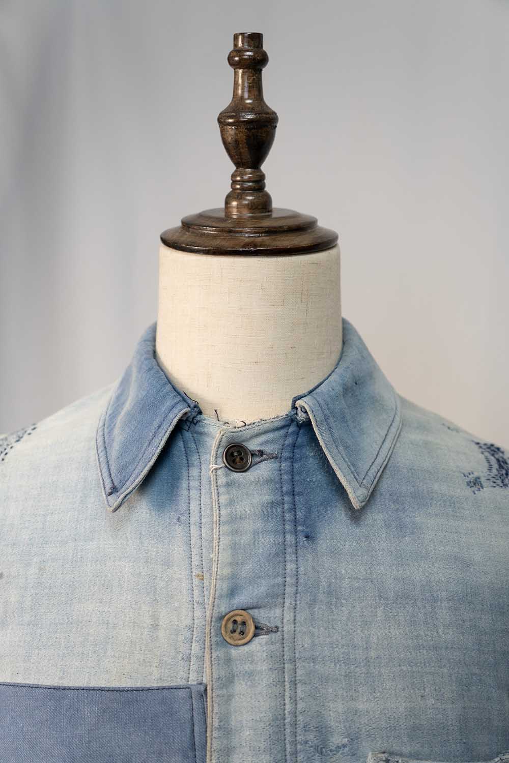 Französische Arbeitsjacke aus blauem, leichtem Moleskin aus den 30er Jahren, geflickt, verblasst
