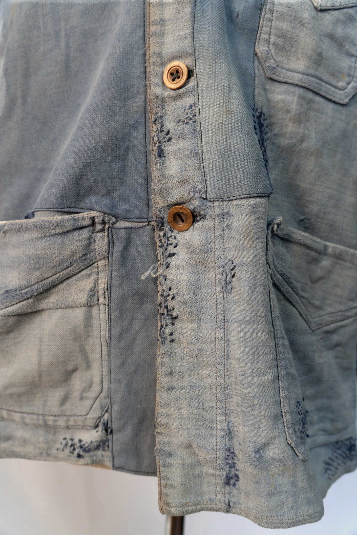 Französische Arbeitsjacke aus blauem, leichtem Moleskin aus den 30er Jahren, geflickt, verblasst