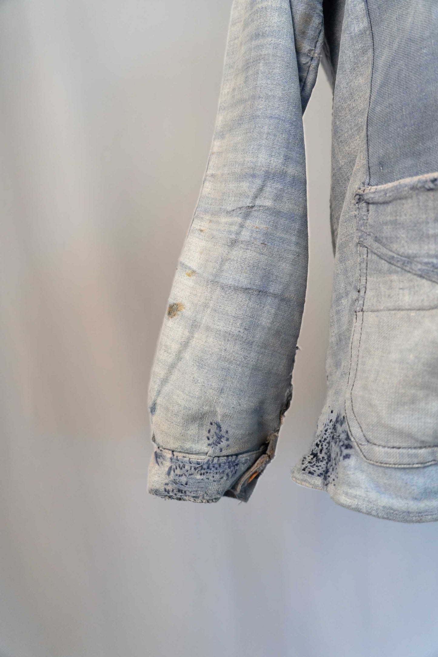 Französische Arbeitsjacke aus blauem, leichtem Moleskin aus den 30er Jahren, geflickt, verblasst