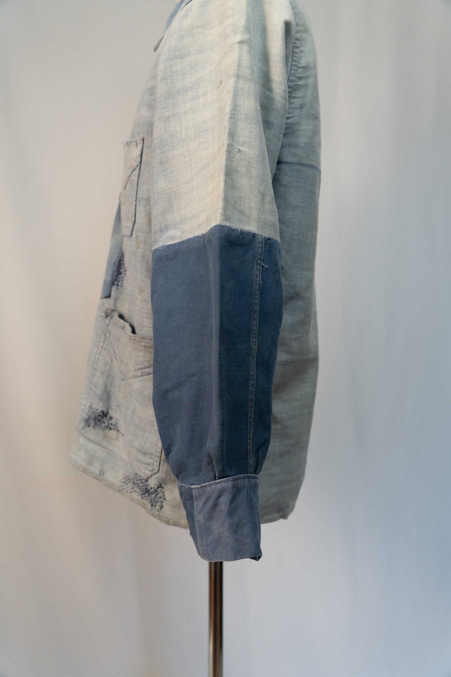 Französische Arbeitsjacke aus blauem, leichtem Moleskin aus den 30er Jahren, geflickt, verblasst