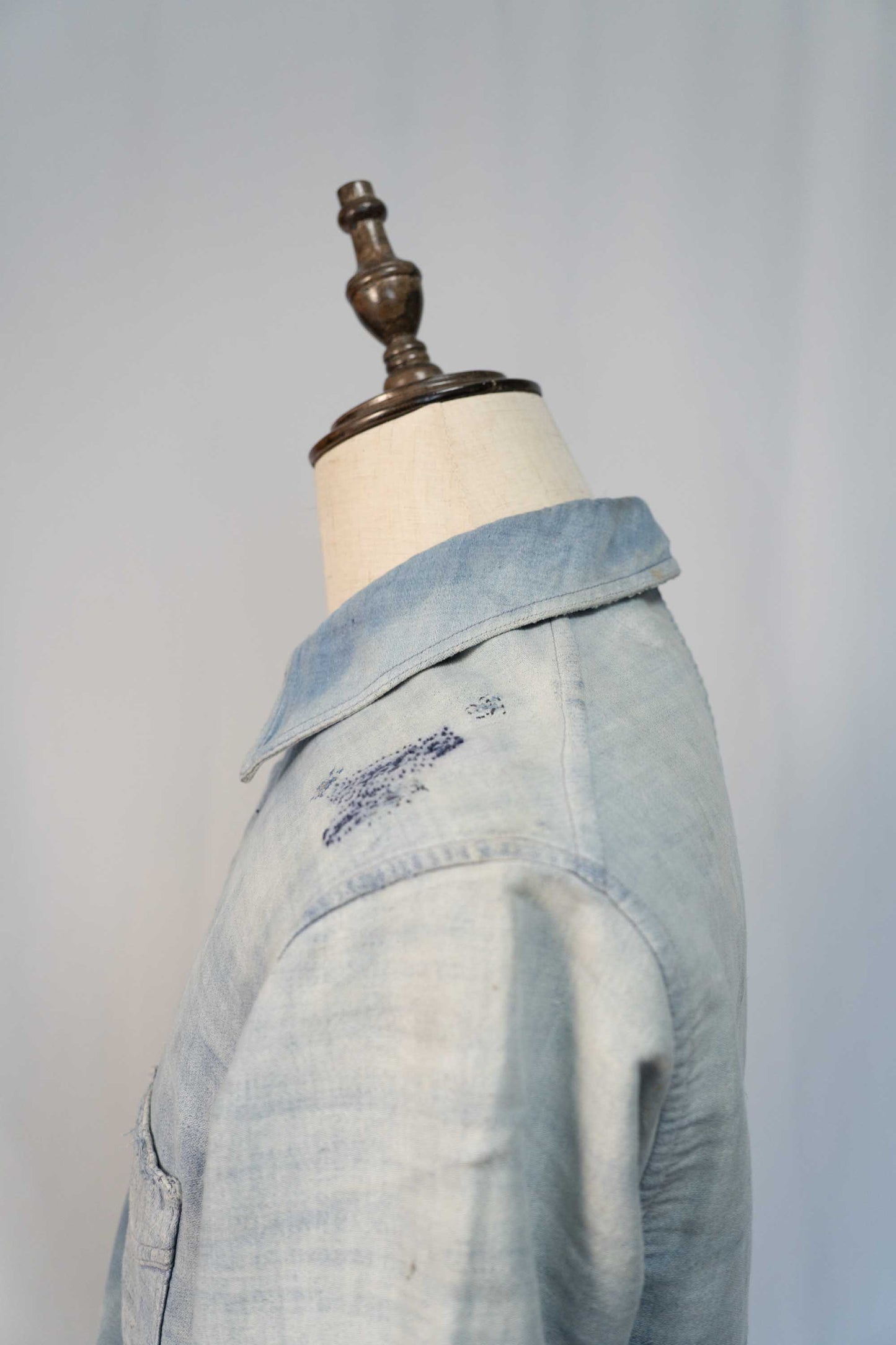 Französische Arbeitsjacke aus blauem, leichtem Moleskin aus den 30er Jahren, geflickt, verblasst