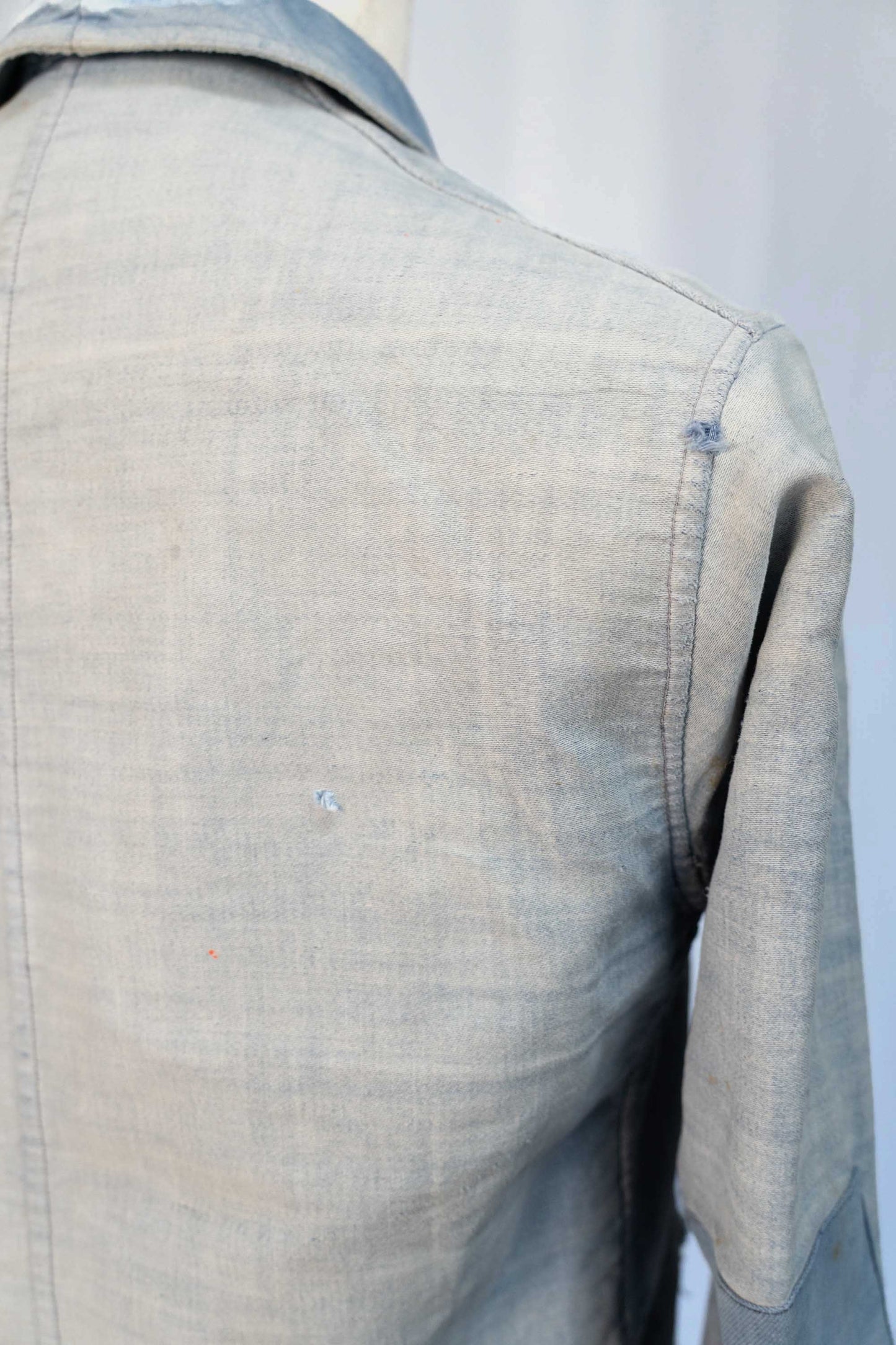 Französische Arbeitsjacke aus blauem, leichtem Moleskin aus den 30er Jahren, geflickt, verblasst