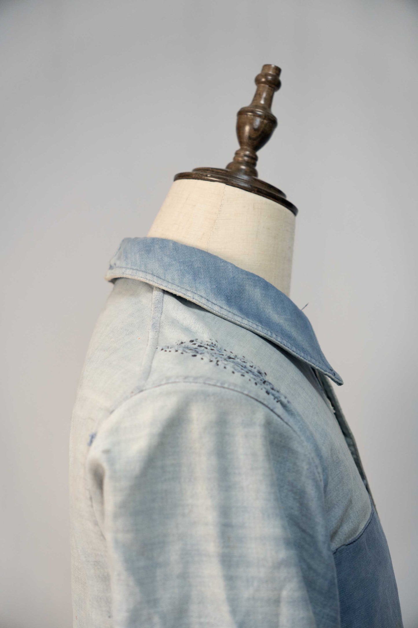 Französische Arbeitsjacke aus blauem, leichtem Moleskin aus den 30er Jahren, geflickt, verblasst