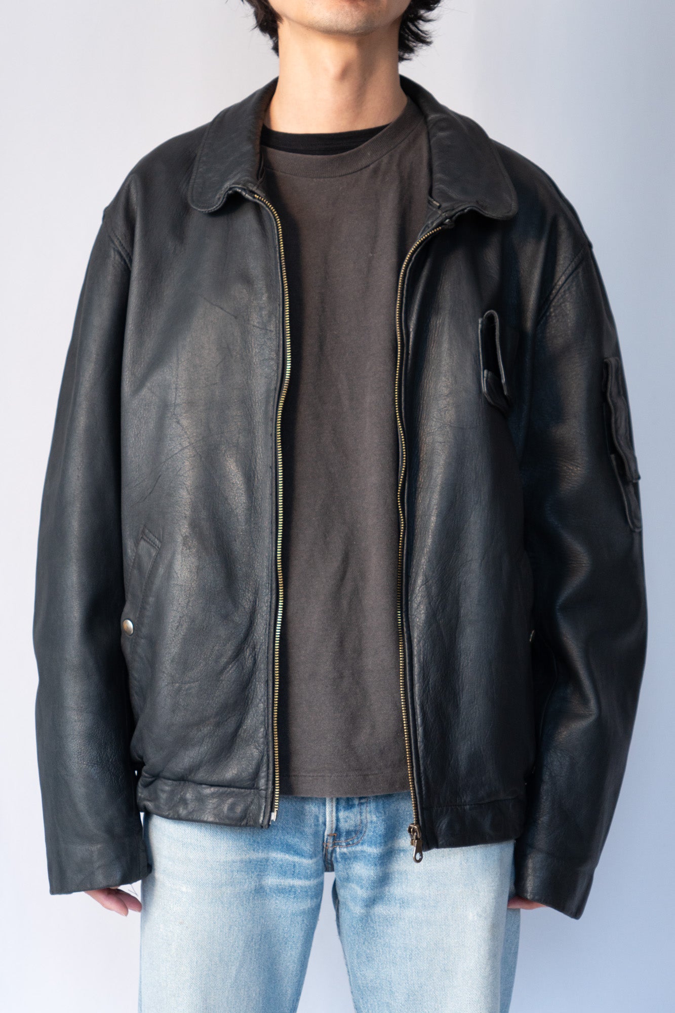 Veste en cuir de pilote de l'armée de l'air française des années 70 avec mentonnière