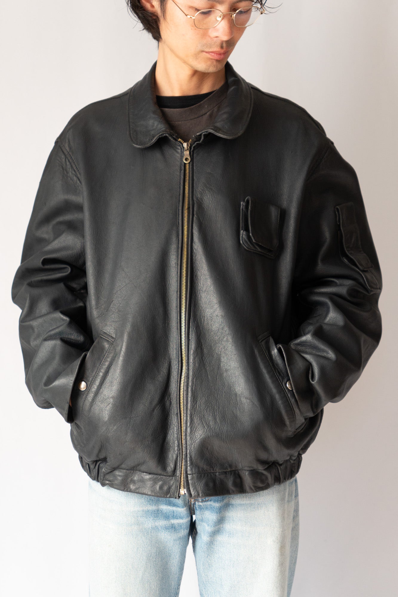 Veste en cuir de pilote de l'armée de l'air française des années 70 avec mentonnière