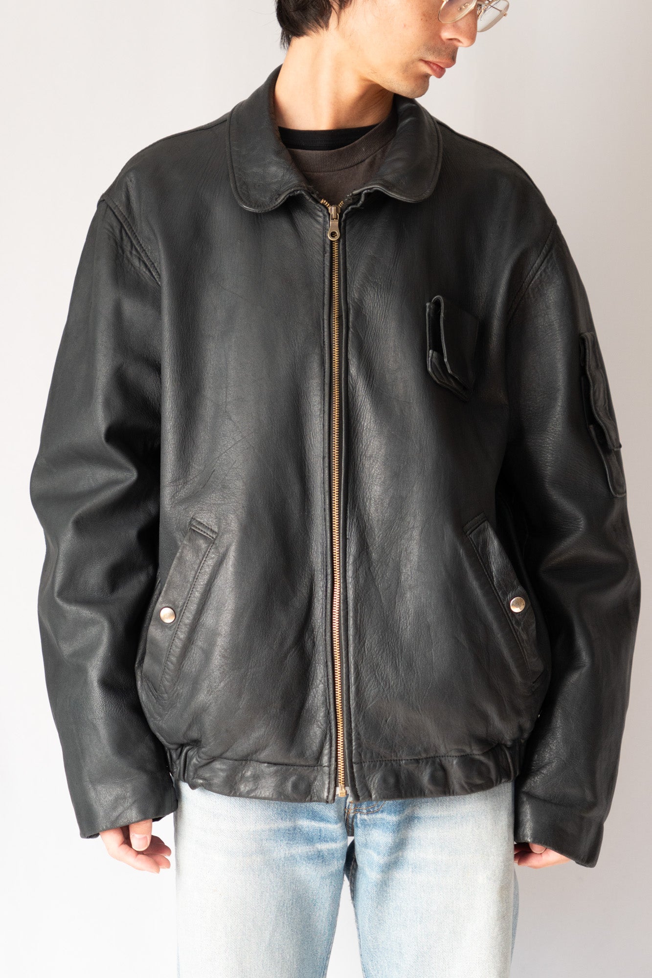 Veste en cuir de pilote de l'armée de l'air française des années 70 avec mentonnière