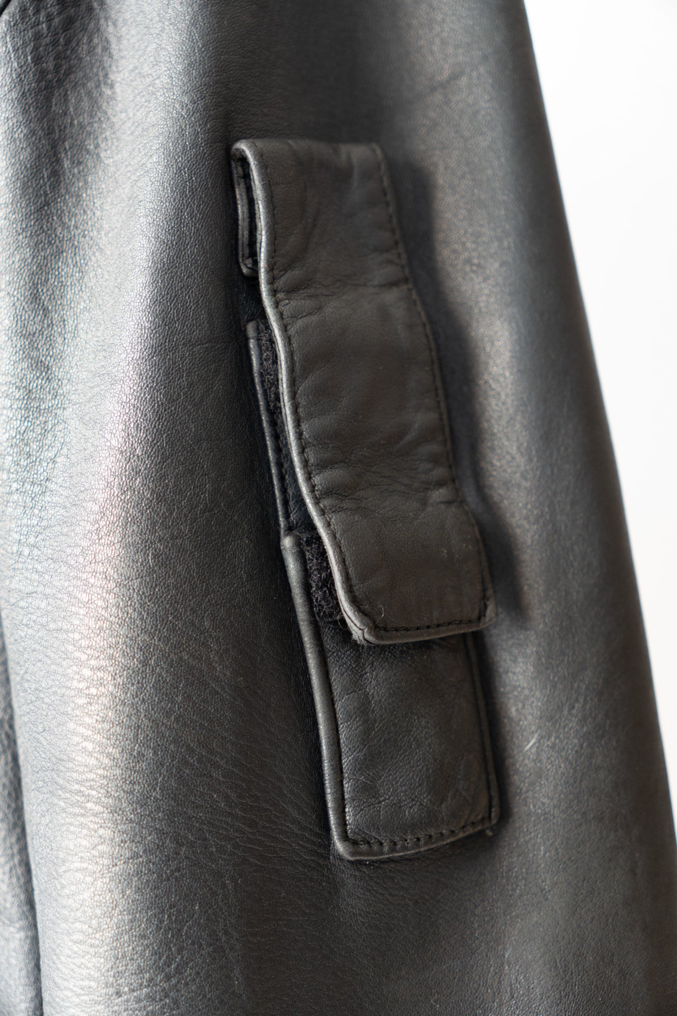 Veste en cuir de pilote de l'armée de l'air française des années 70 avec mentonnière