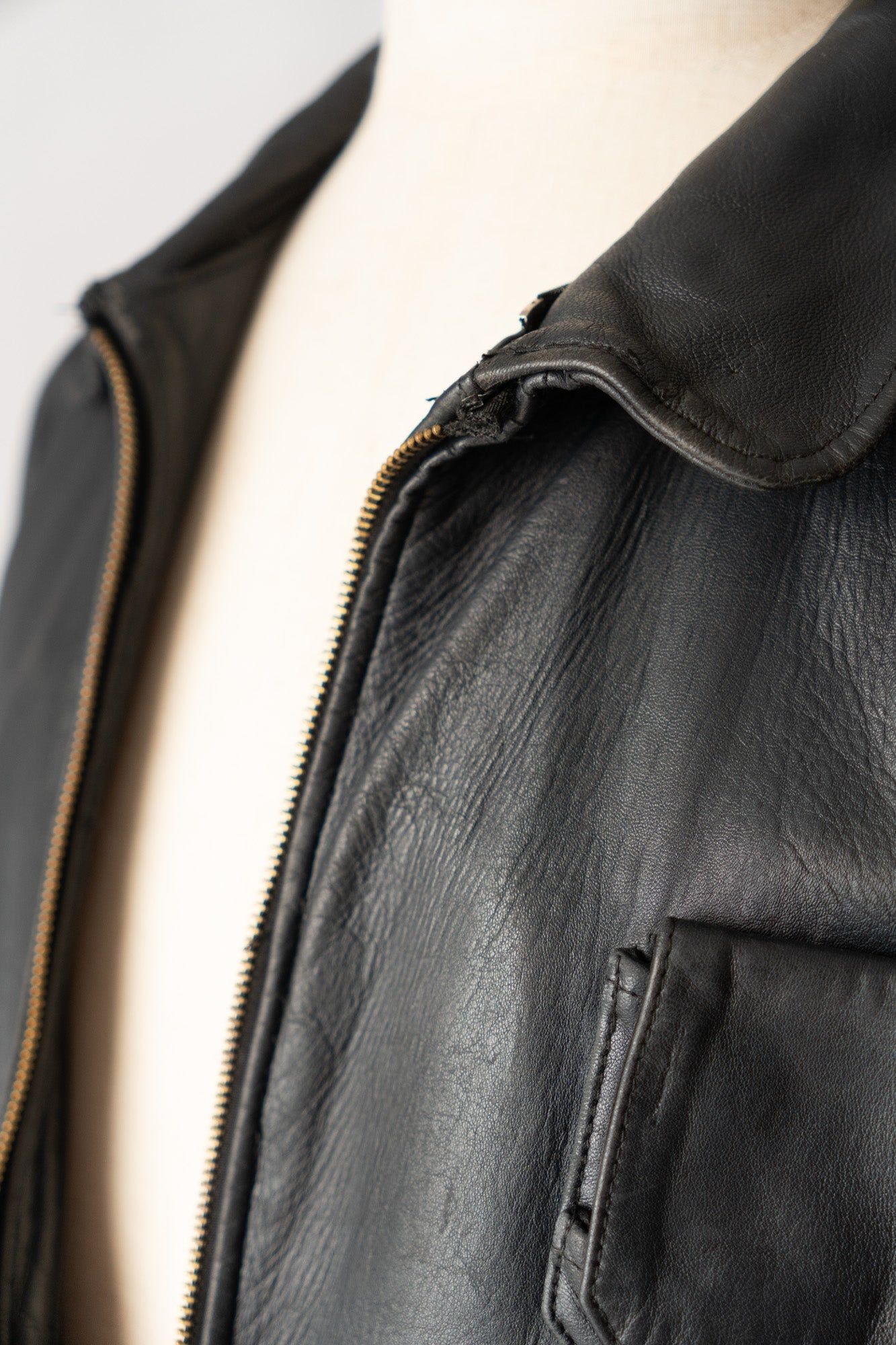 Veste en cuir de pilote de l'armée de l'air française des années 70 avec mentonnière
