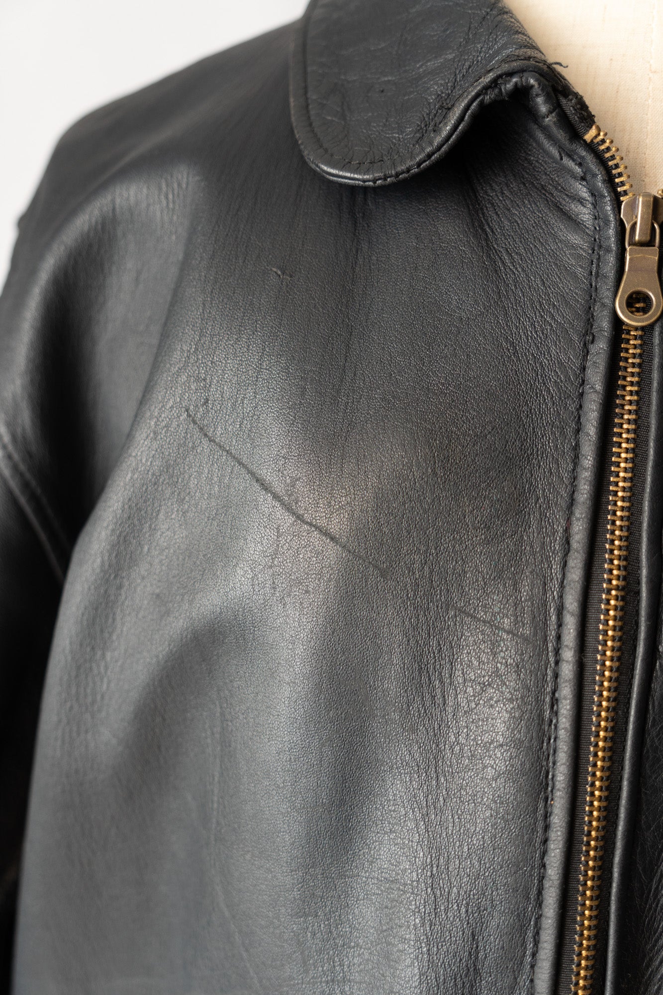 Veste en cuir de pilote de l'armée de l'air française des années 70 avec mentonnière