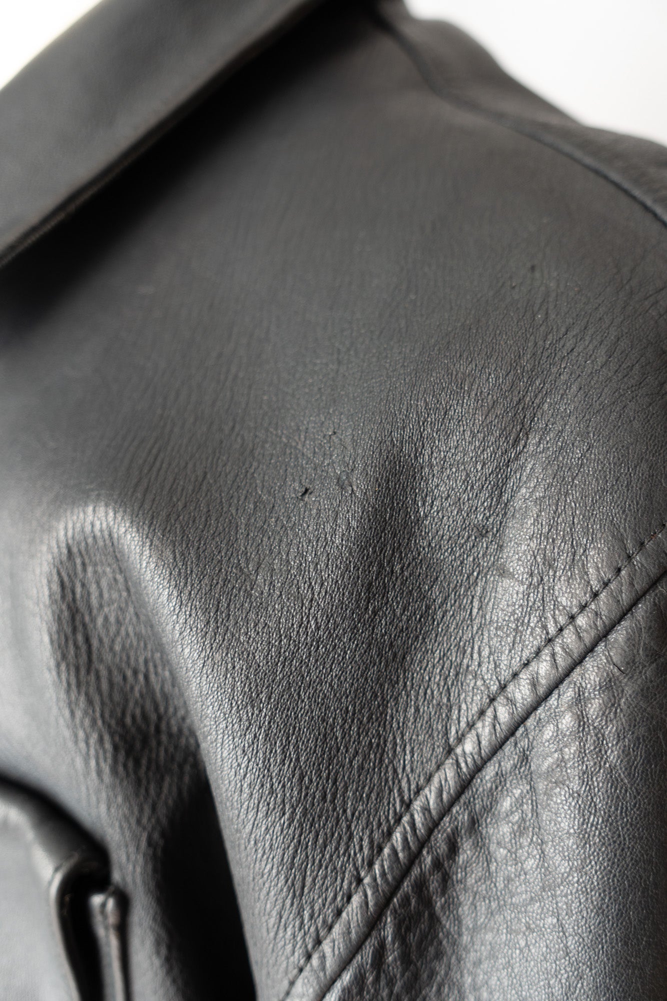 Veste en cuir de pilote de l'armée de l'air française des années 70 avec mentonnière