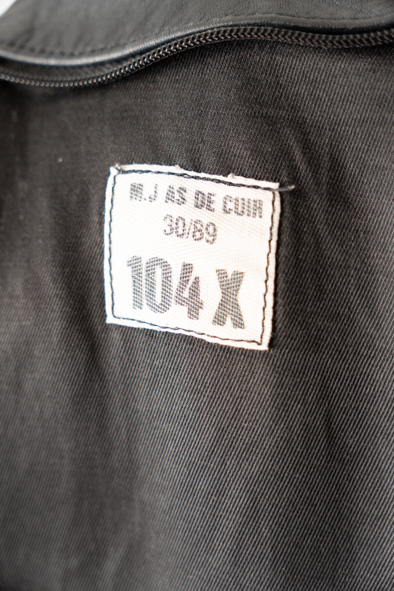 Veste en cuir de pilote de l'armée de l'air française des années 70 avec mentonnière
