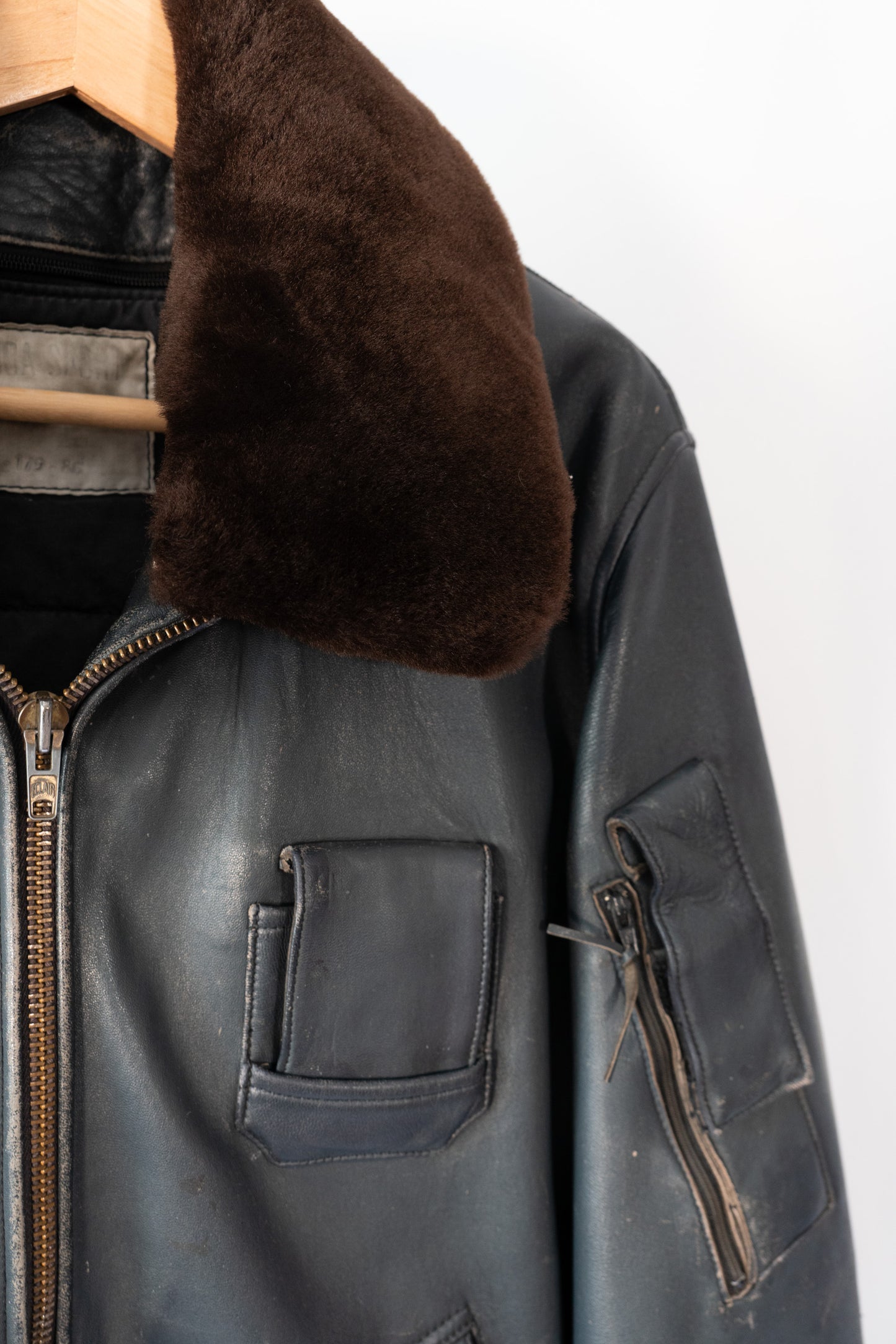 Veste de pilote en cuir de l'armée de l'air française des années 70 avec doublure et col en fourrure