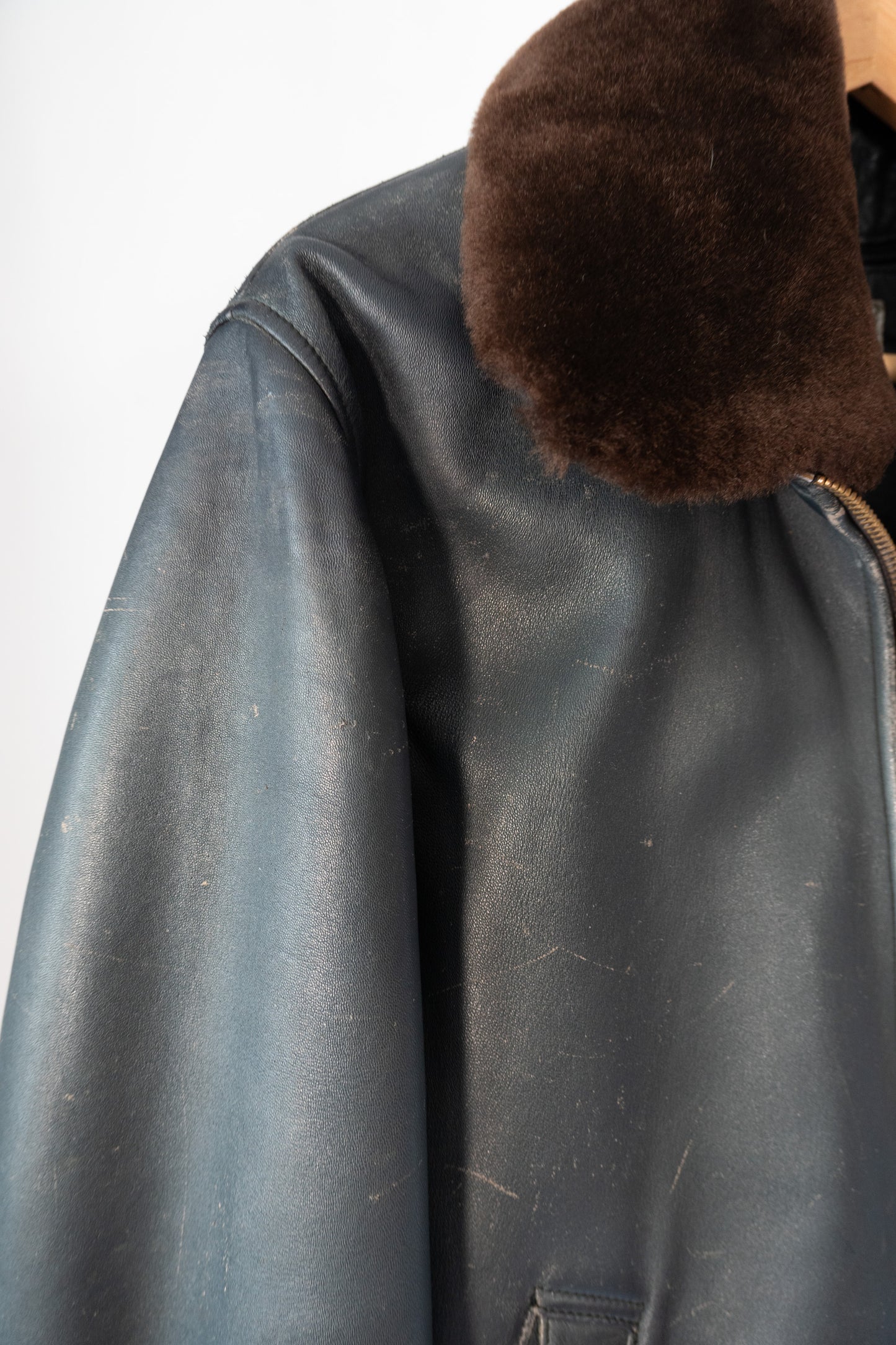 Veste de pilote en cuir de l'armée de l'air française des années 70 avec doublure et col en fourrure