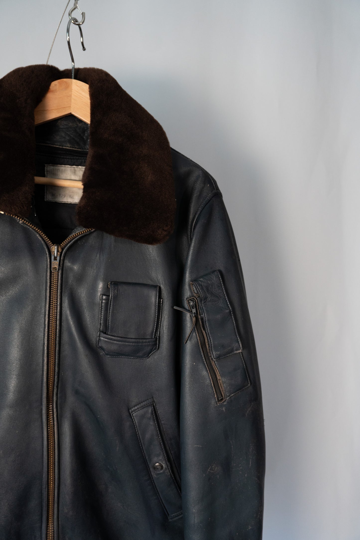 Veste de pilote en cuir de l'armée de l'air française des années 70 avec doublure et col en fourrure