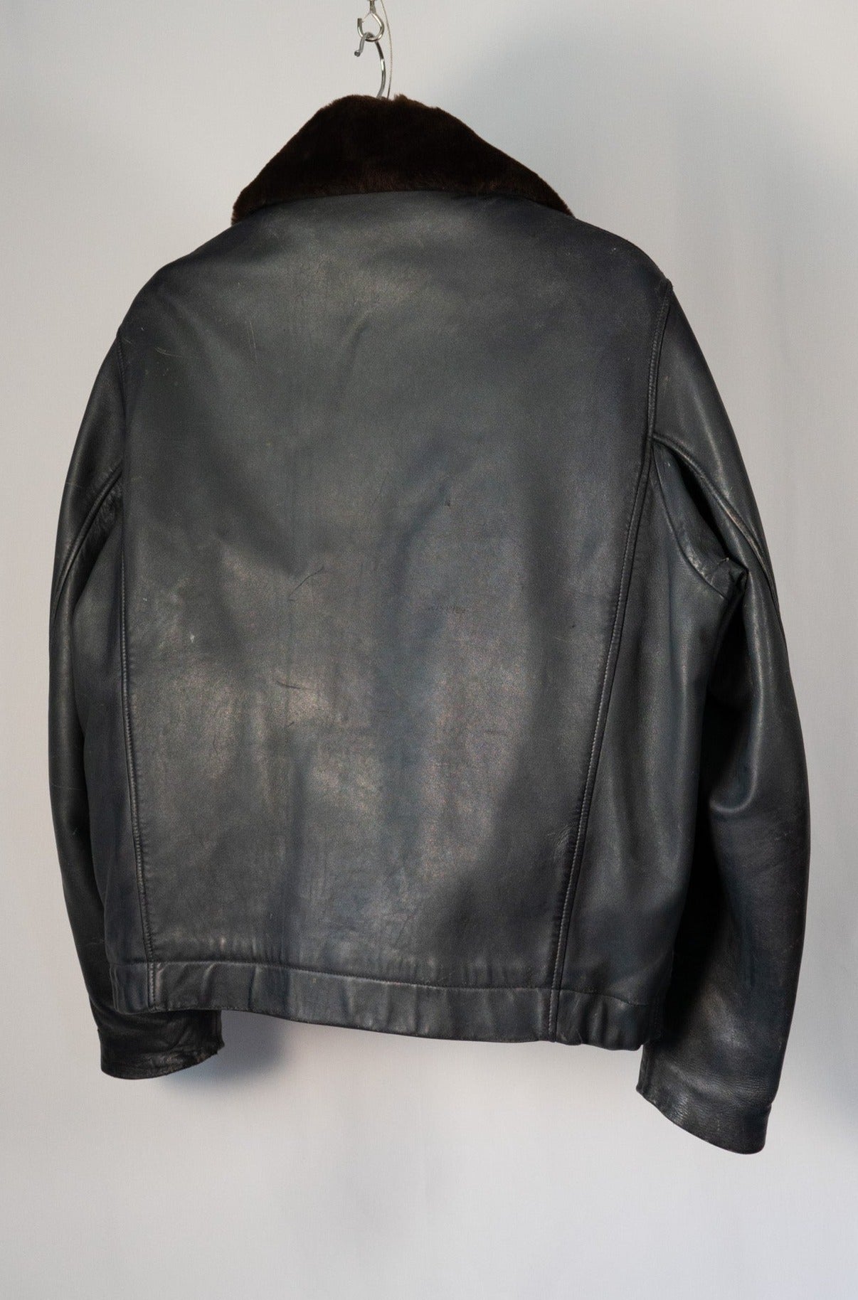 Veste de pilote en cuir de l'armée de l'air française des années 70 avec doublure et col en fourrure