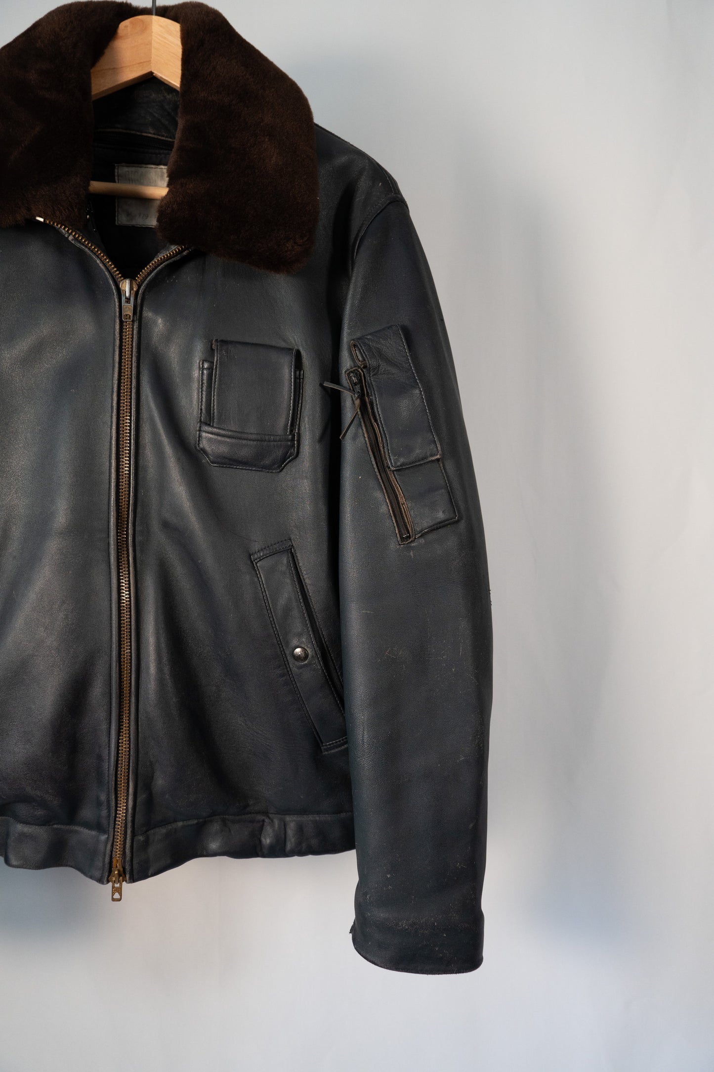 Veste de pilote en cuir de l'armée de l'air française des années 70 avec doublure et col en fourrure