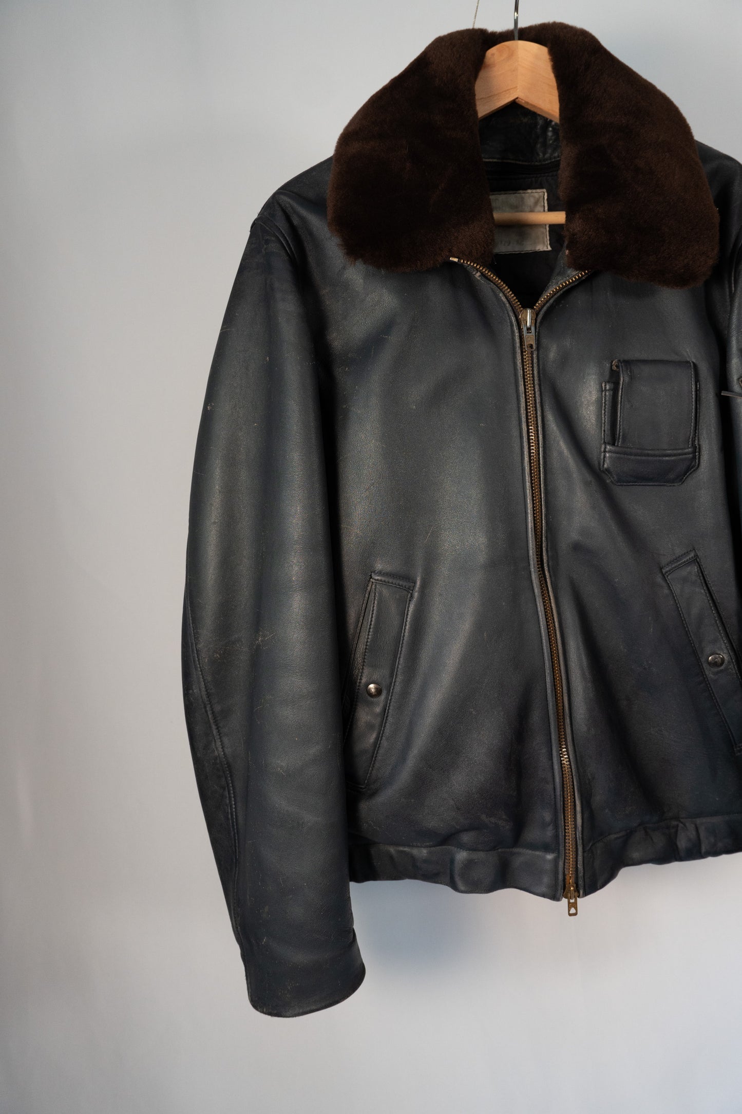 Veste de pilote en cuir de l'armée de l'air française des années 70 avec doublure et col en fourrure