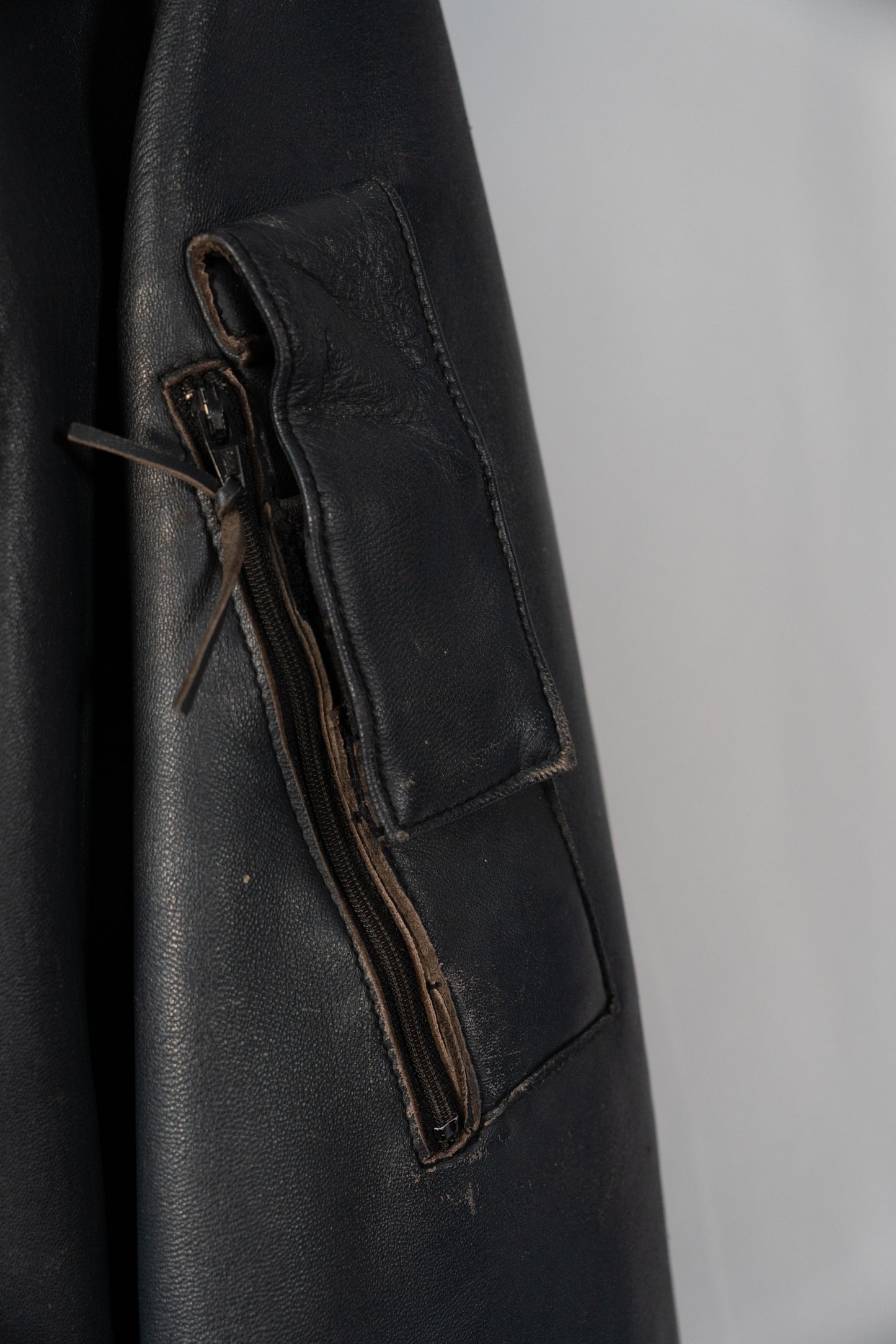 Veste de pilote en cuir de l'armée de l'air française des années 70 avec doublure et col en fourrure