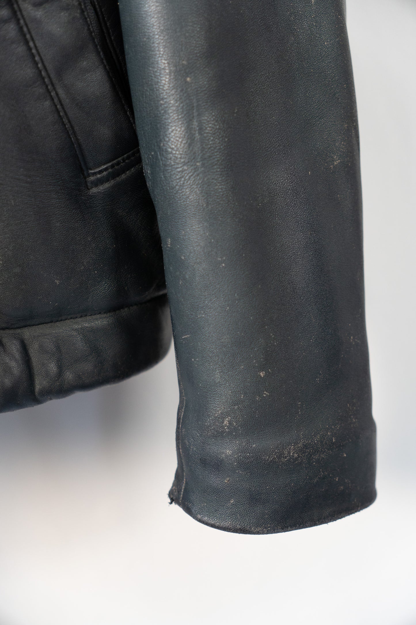 Veste de pilote en cuir de l'armée de l'air française des années 70 avec doublure et col en fourrure