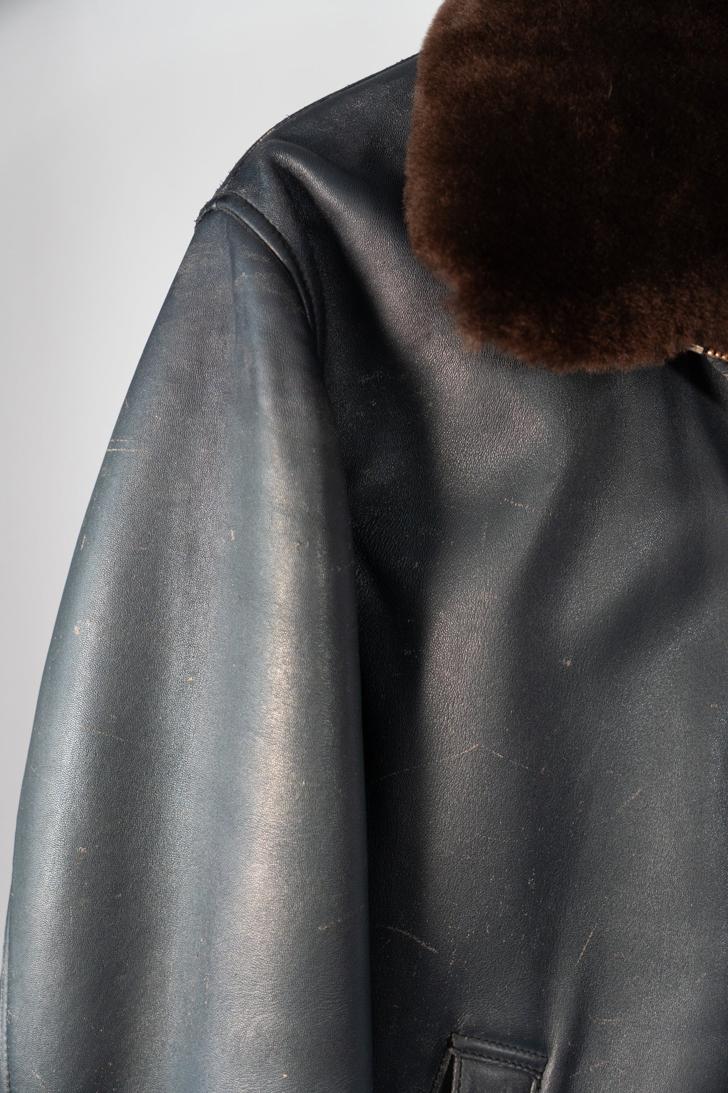 Veste de pilote en cuir de l'armée de l'air française des années 70 avec doublure et col en fourrure