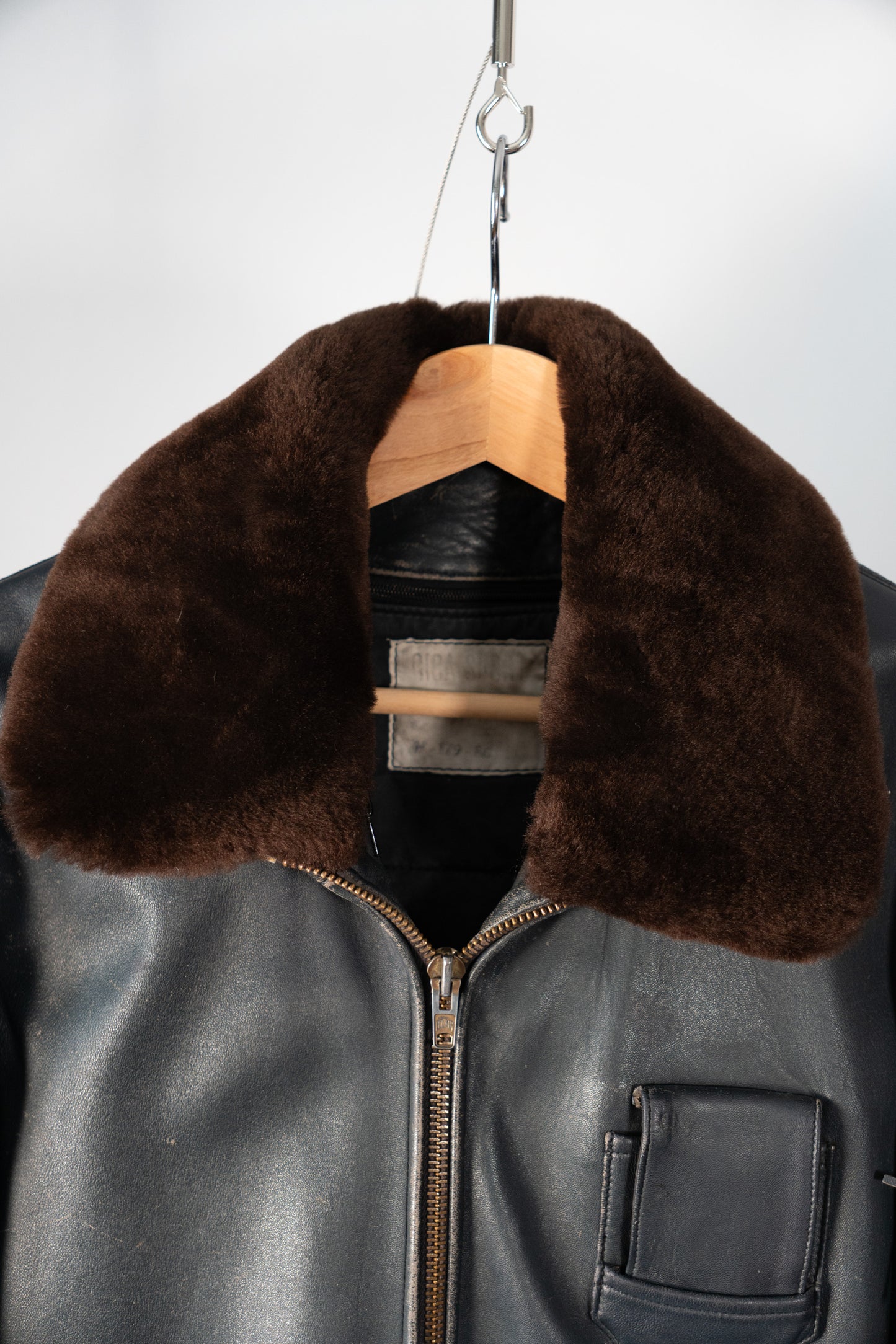Veste de pilote en cuir de l'armée de l'air française des années 70 avec doublure et col en fourrure