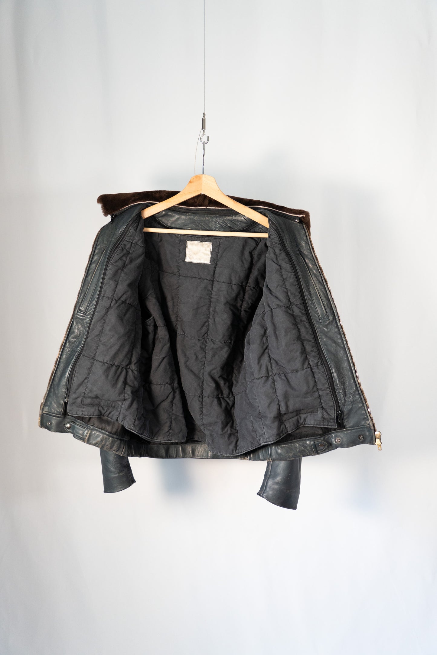 Veste de pilote en cuir de l'armée de l'air française des années 70 avec doublure et col en fourrure