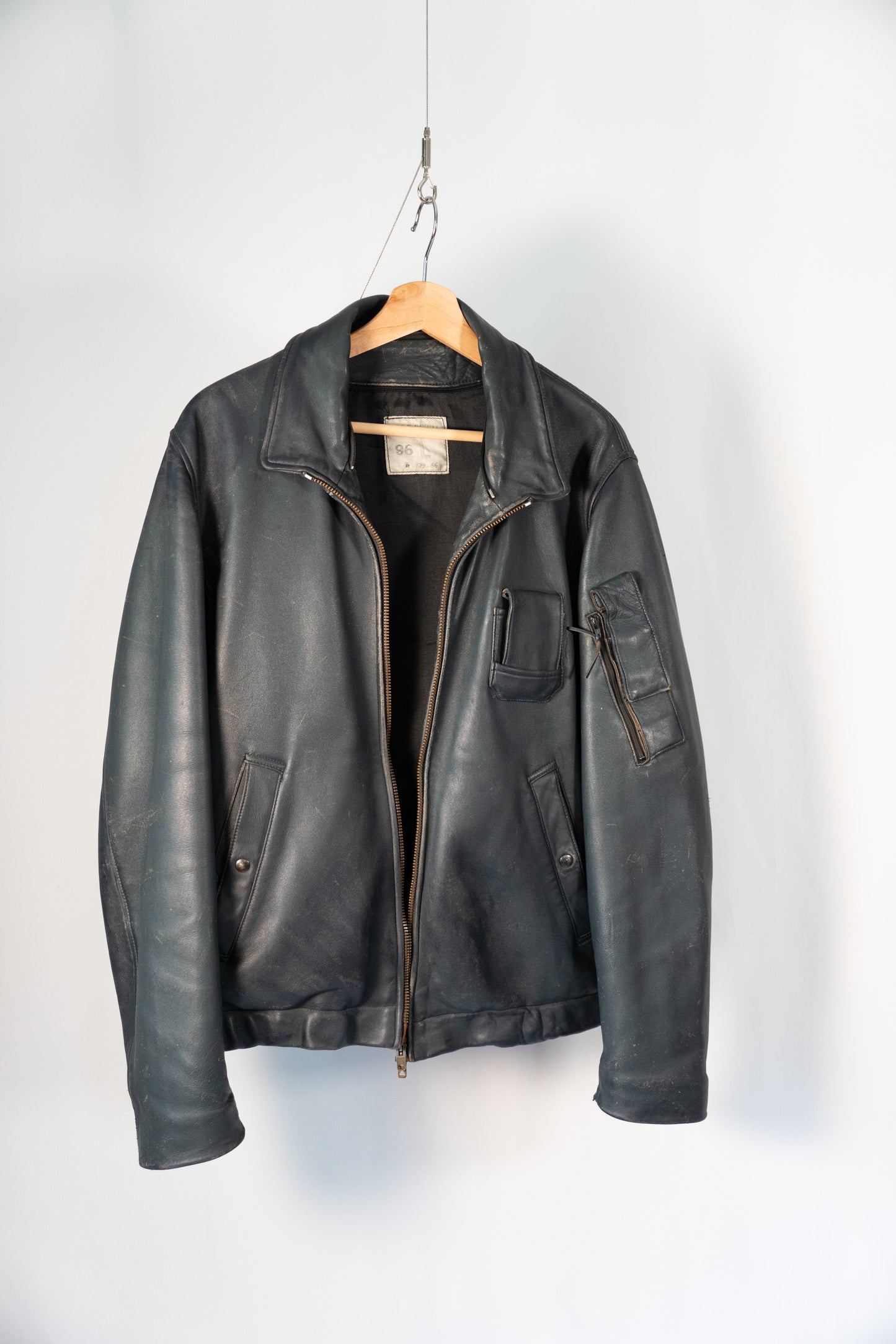 Veste de pilote en cuir de l'armée de l'air française des années 70 avec doublure et col en fourrure