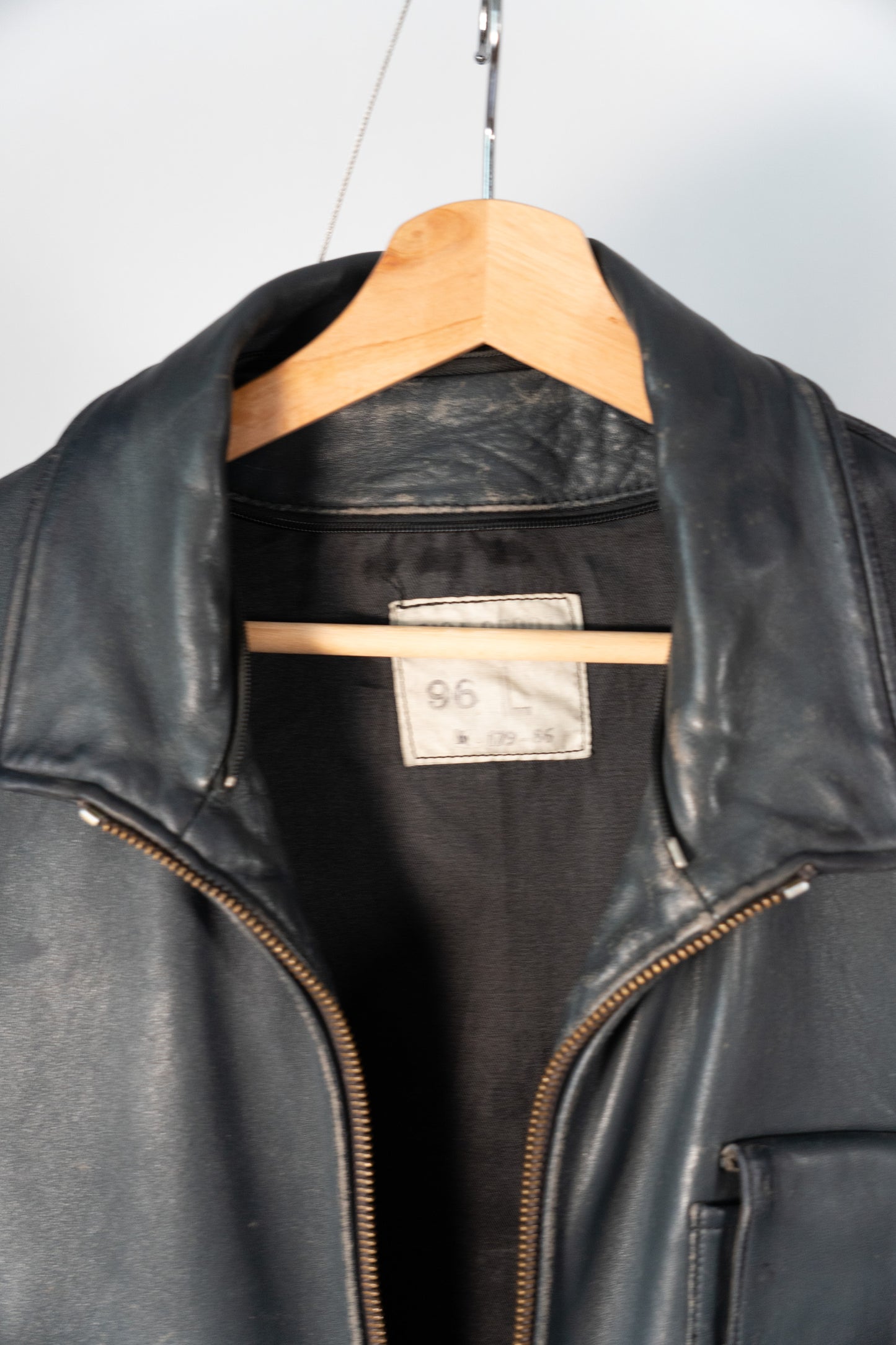 Veste de pilote en cuir de l'armée de l'air française des années 70 avec doublure et col en fourrure
