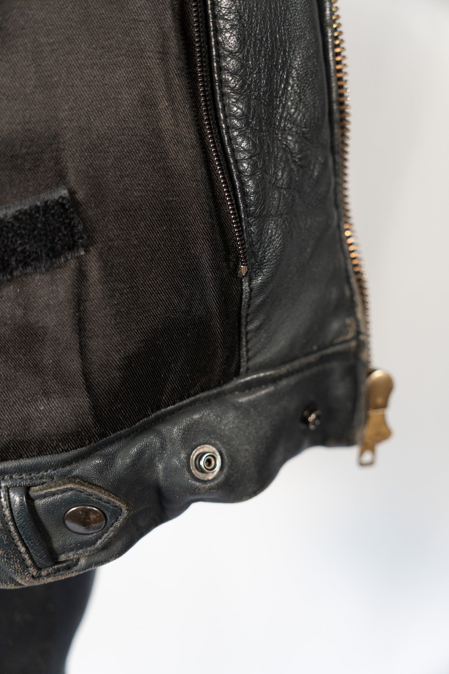 Veste de pilote en cuir de l'armée de l'air française des années 70 avec doublure et col en fourrure