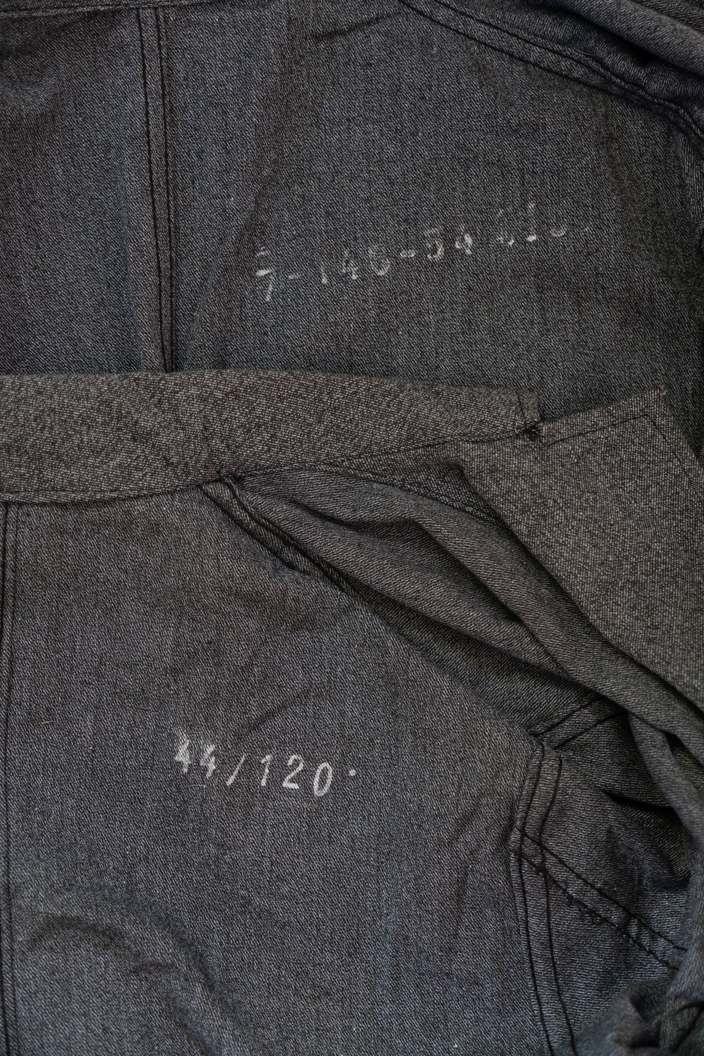 Manteau d'atelier en chambray noir des années 50-60, stock mort