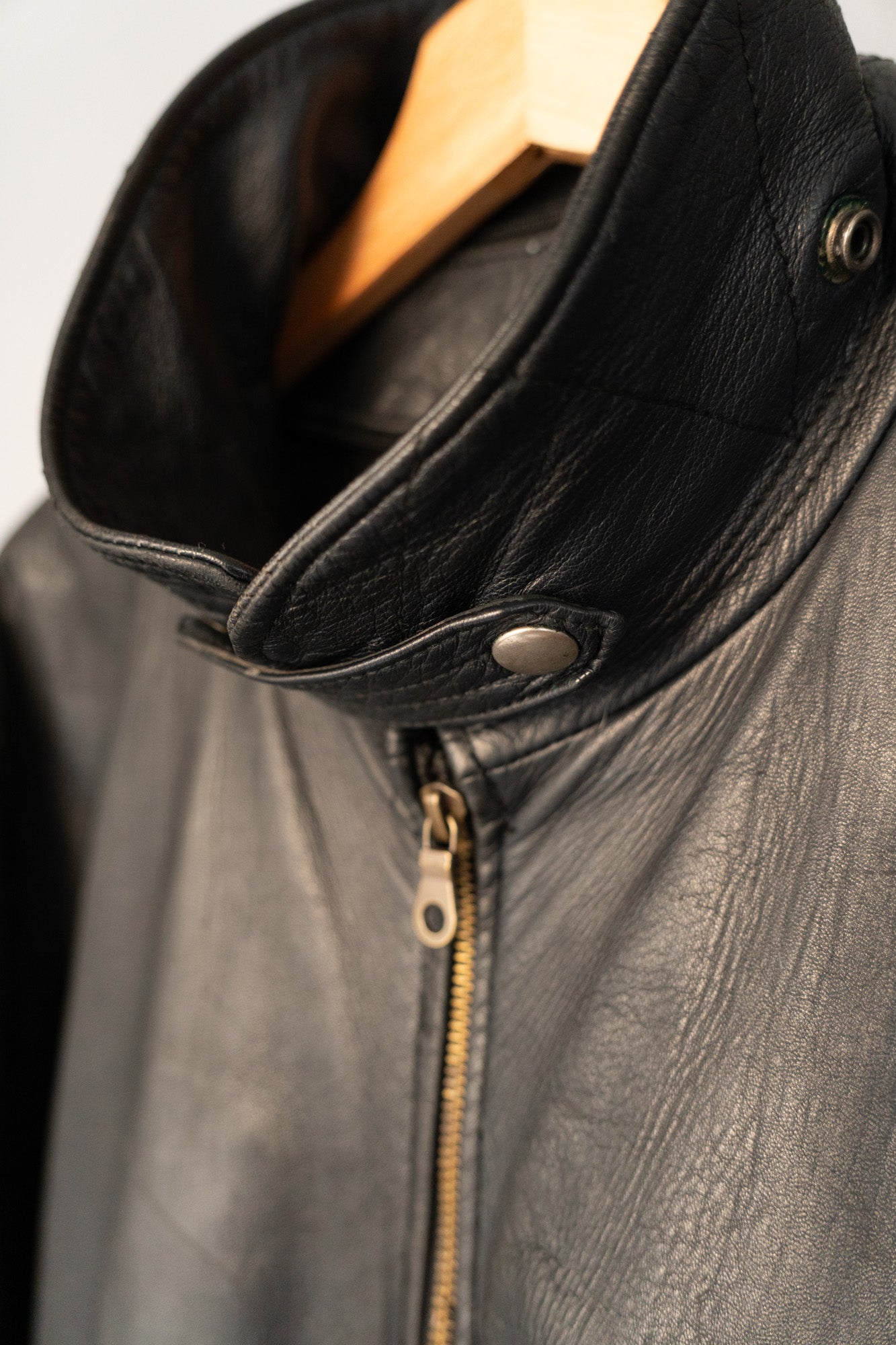 Veste en cuir de pilote de l'armée de l'air française des années 70 avec mentonnière