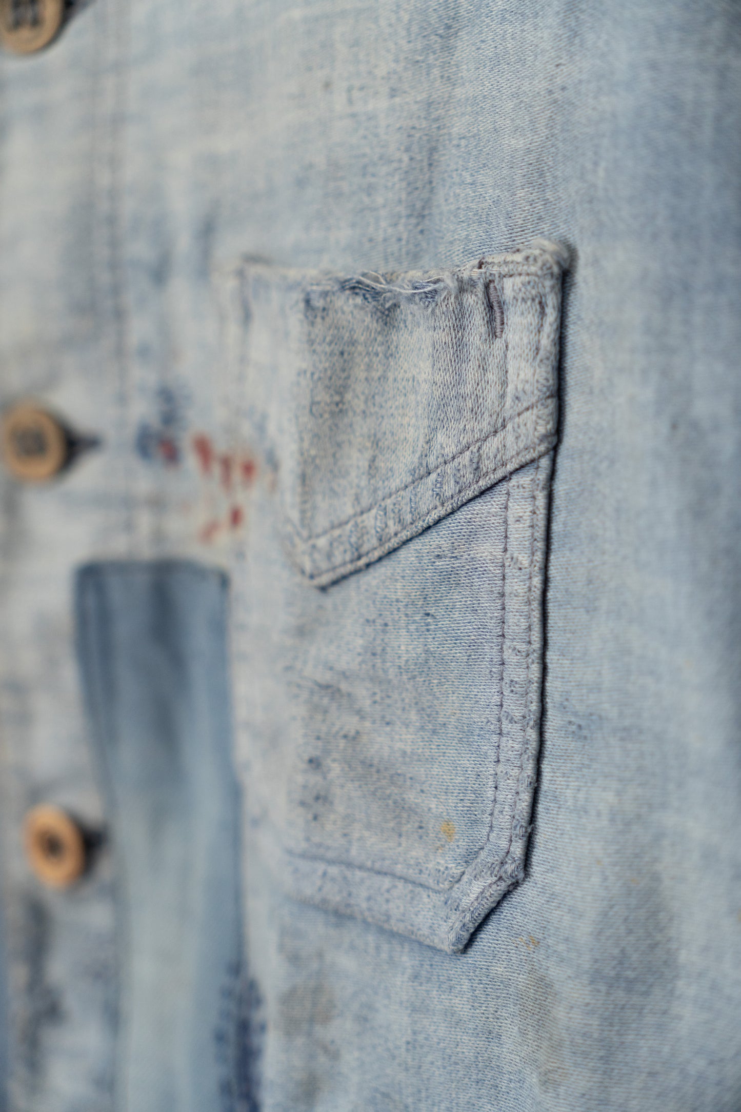 Französische Arbeitsjacke aus blauem, leichtem Moleskin aus den 30er Jahren, geflickt, verblasst