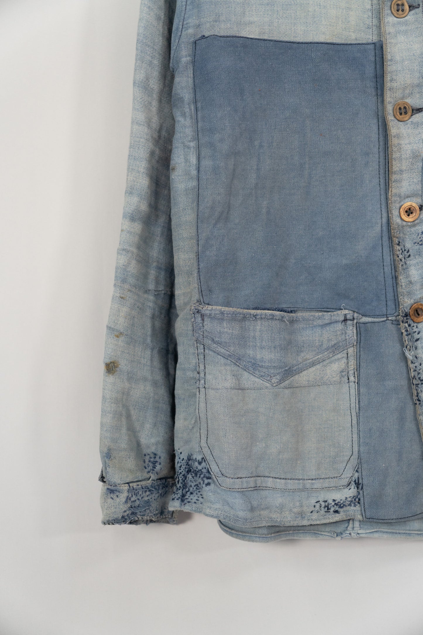 Französische Arbeitsjacke aus blauem, leichtem Moleskin aus den 30er Jahren, geflickt, verblasst