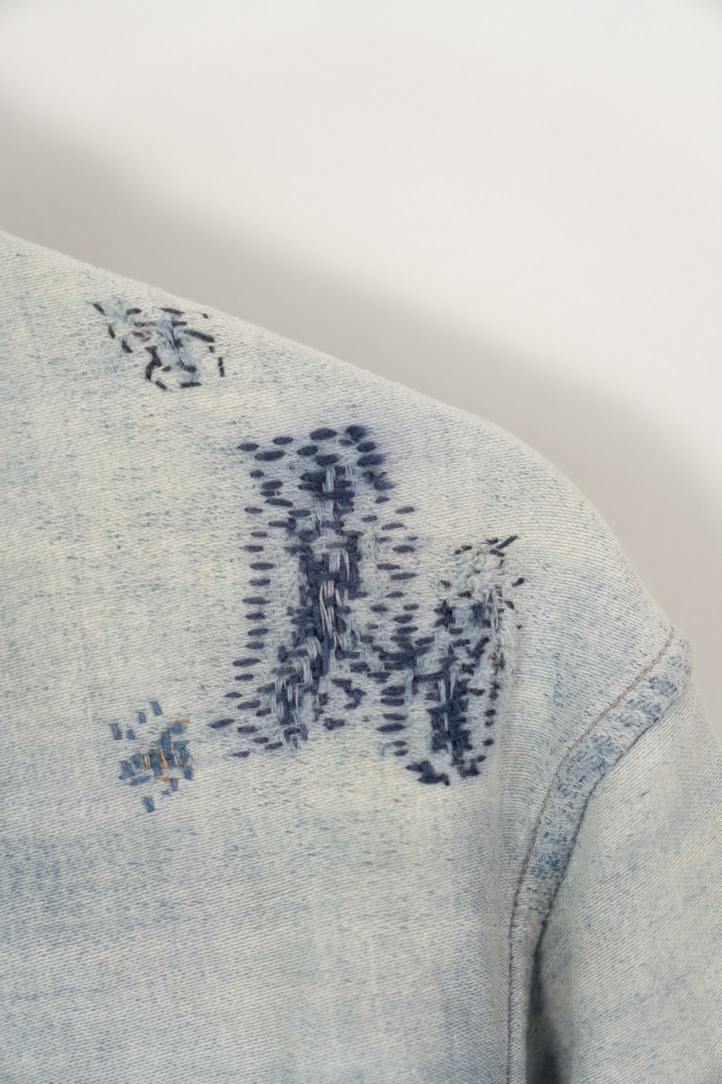 Französische Arbeitsjacke aus blauem, leichtem Moleskin aus den 30er Jahren, geflickt, verblasst